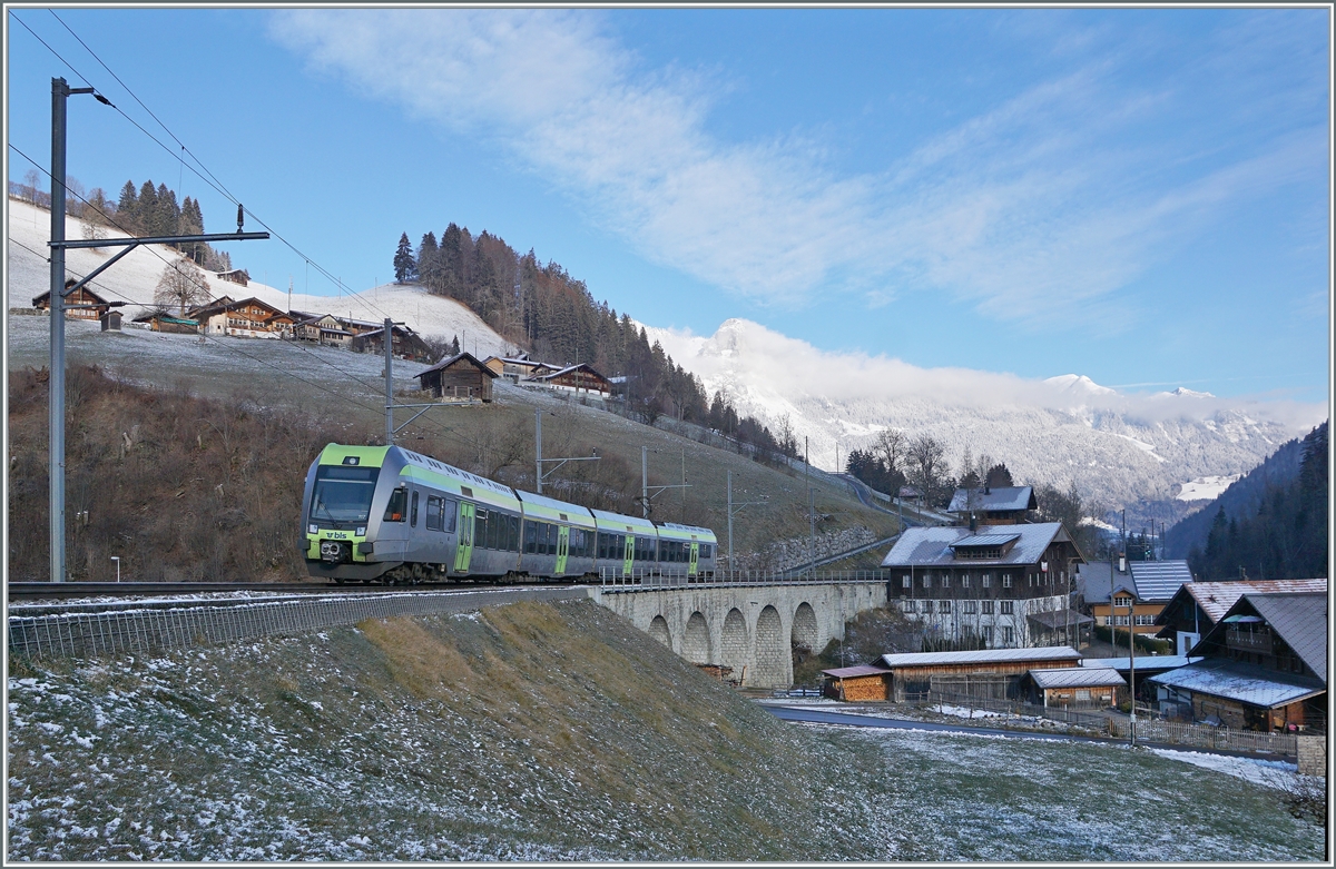 Garstatt, eine herrliche Fotostelle im Simmental, heute abweichend von den bisher hier bereits gezeigten Bildern diesmal mit einem Standpunkt südlich des Geleises. 
Der BLS Lötschberger RABe 535 117 ist auf der Fahrt von Zweisimmen nach Bern. 

3. Dezember 2020