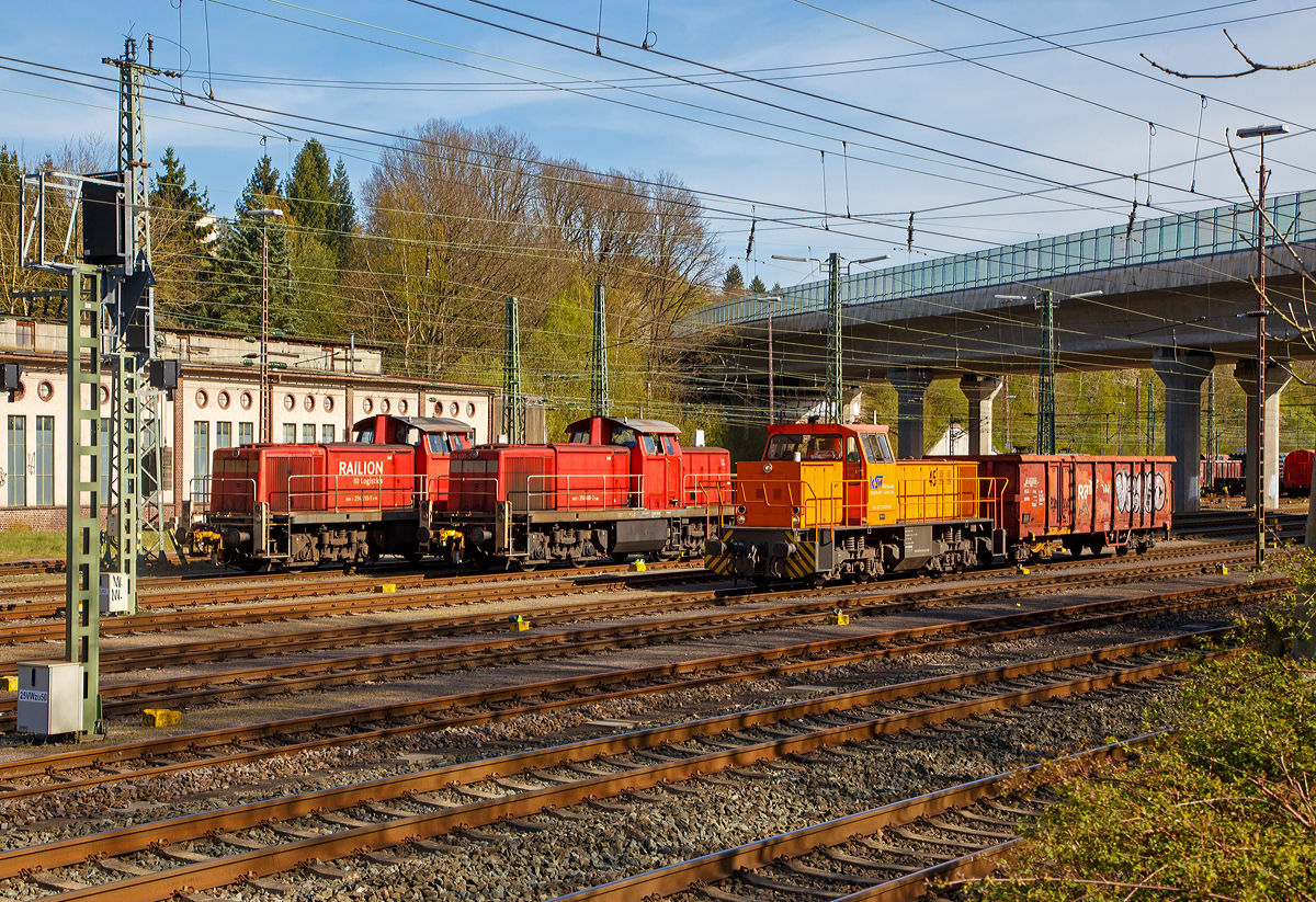 
Geballte Dieselpower am 15.04.2020 im Rbf Kreuztal:
Vorne die KSW 45 (98 80 0276 016-9 D-KSW) eine MaK G 1204 BB der Kreisbahn Siegen-Wittgenstein (KSW), in der Mitte die 294 600-2 (98 80 3294 600-2 D-DB) eine remotorisierte V90 der DB Cargo AG und hinten mit der 294 590-5 (98 80 3294 590-5 D-DB) eine weitere remotorisierte V90 der DB Cargo AG.
