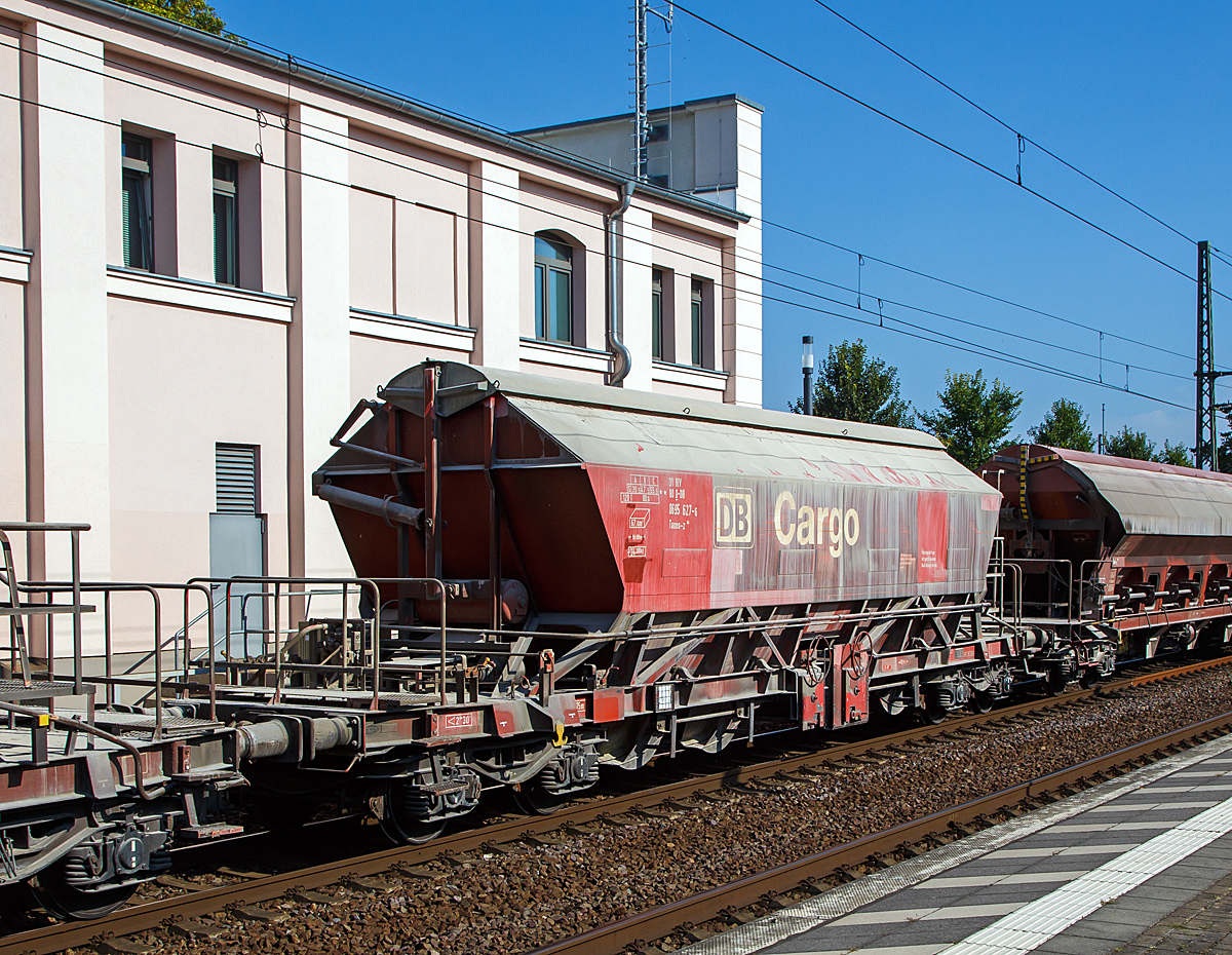 Gedeckte Schttgutwagen mit schlagartiger Schwerkraft-Mittenentladung, mechanischem Klappenverschlusssystem und vier Radstzen, der Gattung Taoos-z 894, UIC 31 80 0695 627-6 D-DB, der DB Cargo AG am 19.09.2018 im Zugverband bei der Durchfahrt im Hbf Brandenburg an der Havel.

Neben den gedeckten Schttgutwagen mit dosierbarer Schwerkraftentladung stellt die DB Cargo auch Fahrzeuge fr die gleismittige, schlagartige Entladung zur Verfgung. Der besondere Vorteil dieser Wagen ist die staubarme Be- und Entladung.

Diese Wagen sind fr den Transport von nsseempfindlichen Schttgtern, insbesondere von korrosiv wirkenden Ladegtern wie z. B. Dngemitteln, Salz und Kali vorgesehen.Der in vier zusammenhngende Kammern gegliederte Ganzstahl-Wagenkasten aus korrosionstrgen Blechen und das aus ueren Lngs- und Quertrgern bestehende Untergestell sind als Schweikonstruktion ausgebildet. Begrenzt werden die Kammern im mittleren Bereich von senkrechten Seiten- und Trennwnden sowie den zu 60 gegen die Horizontale geneigten Stirnwnden. Im unteren Teil bilden die Begrenzungsflchen pyramidenfrmige Auslauftrichter gleicher Neigung. Leitbleche an den Stokanten runden die Trichter aus und begnstigen das Auslaufen des Ladegutes.

Die Entladung erfolgt wahlweise durch Bettigen von zwei Handrdern, die seitlich in Wagenmitte oberhalb des Langtrgers angebracht sind. Neben schlagartiger Entleerung gestattet der Wagen auch ein bedingt dosierbares Entladen. Be- und Entladung verlaufen weitgehend staubarm. Staubminderndes Entladen wird vor allem durch die Gestaltung und Lage der Schieber bewirkt, die bis auf 200 mm ber SO heran gefhrt werden und auch anpassungsfhig an spezielle, stationr installierte Absaugeinrichtungen sind.

Das Entfernen von Ladegutresten in der Be- oder Entladestrae ist nur durch leichte Gummihammerschlge auf die ueren Behlterwandungen gestattet oder durch den Einsatz von Pressluftlanzen im Laderaum! Der Wagen darf nur mit geschlossenem Dach und geschlossenen Schwenkschiebern befrdert werden.

Die Taoos-z 894 entstanden durch Umbau der von der DR beschafften Uaoos-y 948. 1995 werden im Werk Zwickau 331 Wagen umgebaut. Sie erhalten dabei genderte Oberksten mit einer durchgehenden Beladeffnung und mit von der Bhne aus zu bedienendem Schwenkdach. Ursprnglich wurde der Laderaum mit vier Dachklappen verschlossen.


TECHNISCHE DATEN:
Spurweite: 1.435 mm
Lnge ber Puffer: 16.000 mm
Drehzapfenabstand: 10.960 	mm
Achsabstand im Drehgestell: 1.800 mm
Drehgestell-Bauart: Y 25 (Cs) – 839
Wagenhhe: 4.130 mm
Laderaum:  67,0 	m
Lnge der Beladeffnung: 10.120 mm
Breite der Beladeffnung: 1.200 mm
Eigengewicht: 24.200 kg
Hchstgeschwindigkeit:  100  km/h (beladen) / 120 km/h (leer)
Maximales Ladegewicht: 55,5 t (Streckenklasse C oder hher)
Kleinster bef. Gleisbogenradius: 75 m
Bauart der Bremse: KE-GP
Handbremse: nein
Umgebaut aus: Uaoos-y 948
Intern. Verwendungsfhigkeit: RIV
