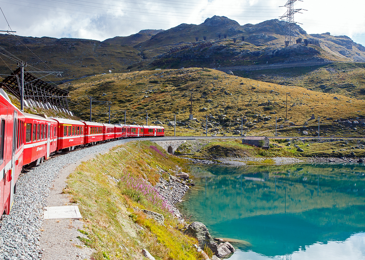 Geführt von dem ALLEGRA-Zweispannungstriebzug ABe 8/12 RhB 3504  Dario Cologna  erreichen wir mit unserem RhB-Regionalzug nach Tirano am 06.09.2021 bald Ospizio Bernina, den höchsten Punkt der Berninabahn.