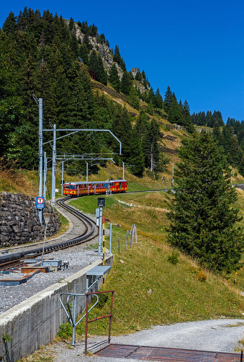 Geführt von der tpc BVB HGe 4/4 32 „Villars“ fährt am 10 September 2023, der Personenzug/Pendelzug (Personenwagen tpc BVB B 51 und Steuerwagen tpc BVB Bt 54), vom Haltepunkt Bouquetins auf 1.758 m ü. M, das letzte Stück der Strecke 128 (Villars-sur-Ollon–Col-de-Bretaye), hinauf zum den Bergbahnhof Col-de-Bretaye (1.808 m ü. M.).