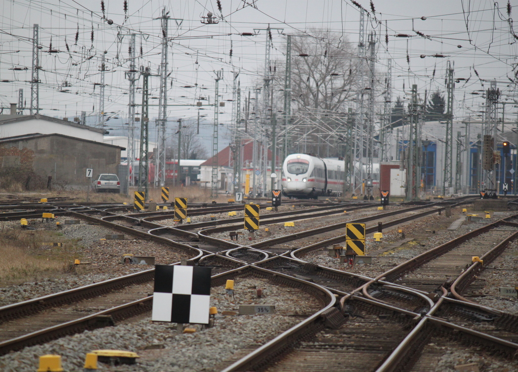 gegen 13:56 Uhr kam ICE-T 411 002-9 Neubrandenburg  aus dem BW Rostock Hbf und fuhr Richtung Warnem�nde.15.03.2015