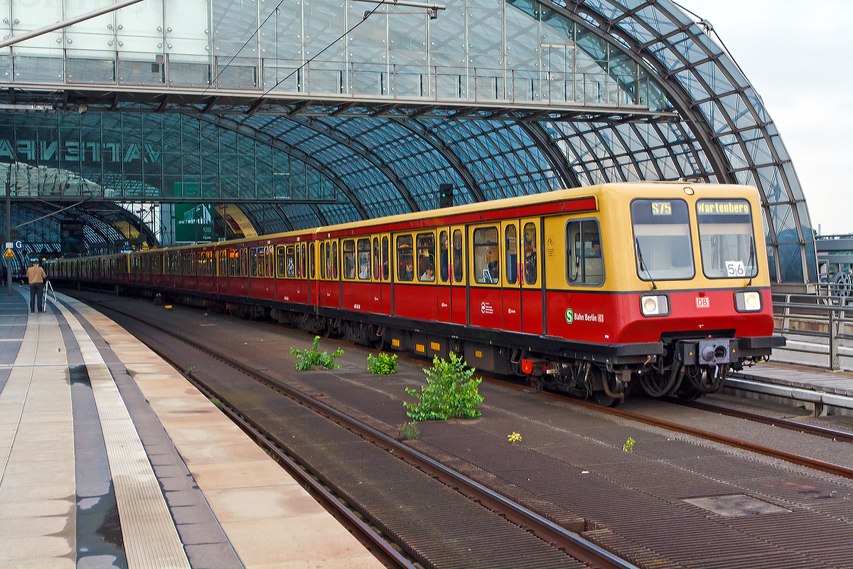 
Gekoppelte elektrische Triebzge, sprich vier Vietelzge, der DB-Baureihe 485/885 (ex DR-Baureihe 270) der S-Bahn Berlin fahren als S75 (Westkreuz – Wartenberg) am 26.09.2014 vom Hauptbahnhof Berlin in Richtung Wartenberg los. 

Diese Baureihe wurde in den Jahren 1987 bis 1992 seitens der Deutschen Reichsbahn geordert, und 166 Viertelzge von  VEB Lokomotivbau Elektrotechnische Werke „Hans Beimler“ Hennigsdorf (LEW) gebaut. Bei der Deutschen Reichsbahn trugen sie die Baureihenbezeichnung 270, bei der S-Bahn Berlin wird sie als Baureihe 485 gefhrt. Ein Viertelzug setzt sich hier aus einem Triebwagen mit Fhrerstand und einem Beiwagen zusammen. Im Jahr 2003 lief die schrittweise Ausmusterung der Baureihe an. Seit dem Jahr 2010 wird zur Untersttzung des Fahrzeugparks wieder ein Teil des abgestellten Bestandes reaktiviert.

Technische Daten (bezogen auf einen Vietelzug)
Spurweite: 1.435 mm (Normalspur)
Achsformel: Bo'Bo'+2'2'
Lnge ber Kupplung: 36.200 mm
Breite: 3.000 mm
Drehzapfenabstand: 12.100 mm
Drehgestellachsstand: 2.200 mm
Leergewicht: 59,0 t
Hchstgeschwindigkeit: 	90 km/h
Stundenleistung: 600 kW
Beschleunigung: 0,68 m/s
Motorentyp: Gleichstromreihenschluss
Anzahl der Fahrmotoren: 	4
Stromsystem: 	750 V = (DC)
Strombertragung: 	seitliche, von unten bestrichene Stromschiene
Kupplungstyp: 	Scharfenbergkupplung
Sitzpltze: 110
Stehpltze: 253
Durch die Leichtbauweise in Aluminium, die neue elektrodynamische Bremse und die Mglichkeit zur Rckspeisung der Bremsenergie ins Netz konnte im Mittel eine Energieersparnis von etwa 30 Prozent im Vergleich zu den Altbauzgen erreicht werden.
