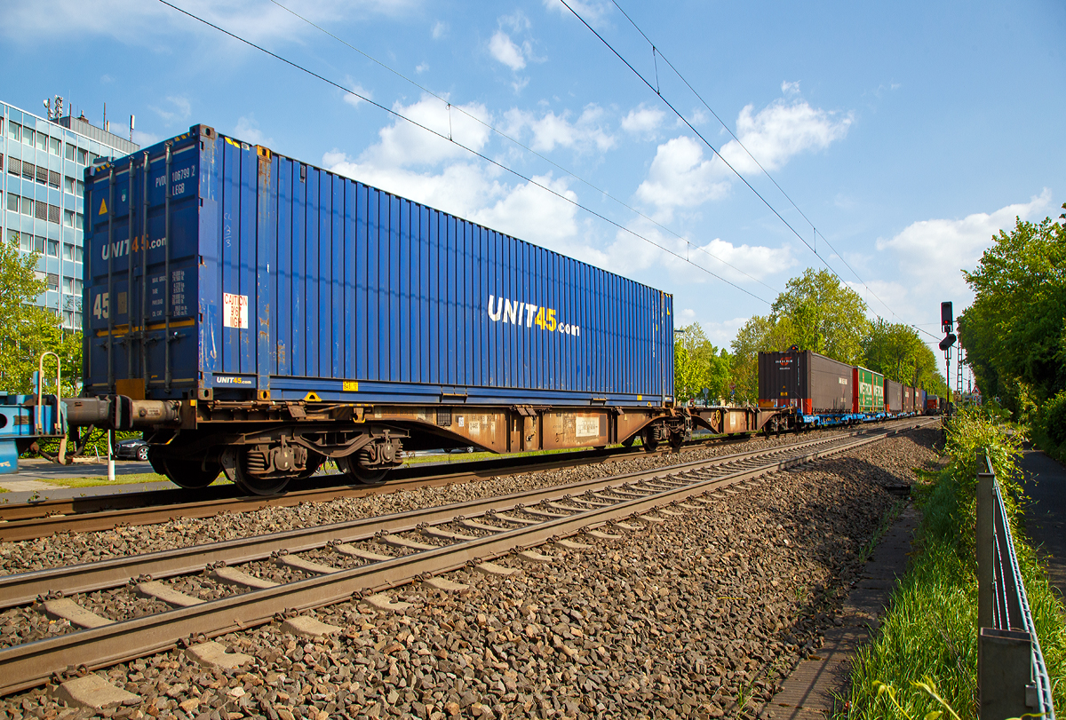 Gelenk-Containertragwagen 33 68 4953 262-5 D-AAEC der Gattung Sggmrs der AAE Cargo AG (heute zur VTG) am 30.04.2019 im Zugverband bei der Durchfahrt in Bonn-Gronau (nhe dem Bf Bonn UN Campus).

Die UIC Nummer ist hier noch nach dem alten Schlssel, so steht die dritte und vierte Ziffer als fr Kode fr das Eigentumsmerkmal (68 = Gemeinschaft der Bentheimer Eisenbahn und der Ahaus–Alsttter Eisenbahn). Bis Ende 2005 wurde mit ihm der Eigentmer eines Wagens kodiert, dann trat der zweistellige Lndercode an seine Stelle. So stnde nach dem neuen Nummernsystem eine 80 fr Deutschland hier.

TECHNISCHE DATEN:
Spurweite: 1.435 mm
Durchschnittl. Eigengewicht: ca. 28  t
Max. Zuladung bei Lastgrenze S: 16,5 t (ab Streckenklasse D)
Max. Geschwindigkeit: 100 km/h (leer 120 km/h)
Lnge ber Puffer: 29.590 mm
Verwendungsfhigkeit: RIV