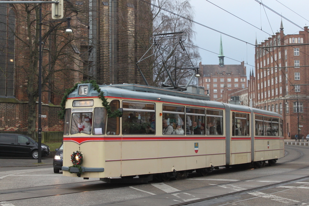 Gelenktriebwagen des Typs G4 aus dem Baujahr 1961 als Sonderfahrt von Rostock-Südblick Richtung Rostock-Hafenallee am 01.12.2018 in der Rostocker Innenstadt