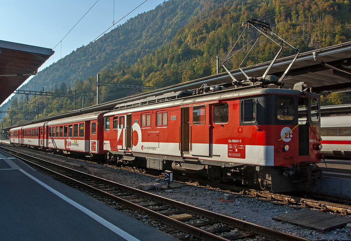 Gepäcktriebwagen zb De 110 001-5, ex SBB Brünig Deh 4/6 906, ex SBB Fhe 4/6, steht am 02.10.2011 in Interlaken Ost mit einem Regionalzug (IR) zur Abfahrt nach Meiringen bereit.

Dieser Triebwagen wurde 1942 von SLM gebaut. Einst war er SBB Brünig Deh 4/6 906 und hatte in einem mittleren Drehgestell einen Zahnradantrieb, beim Umbau 1992 wurde dieser entfernt.

Diese Meterspur-Gepäcktriebwagen De 4/4 II / De 110 wurden 1941 - 1942 als Gepäckzahnradtriebwagen SBB Fhe 4/6 später Deh 4/6 von SLM mit einer elektrischen Ausrüstung von BBC (7 Stück), MFO (5 Stück) und SAAS (4 Stück) für die Brünigstrecke, mit gemischten Adhäsions- und Zahnradbetrieb gebaut. Da die Schweizerischen Bundesbahnen (SBB) während des Zweiten Weltkriegs ihre meterspurige Brüniglinie mit dem bei der Normalspur üblichen Wechselstrom 15 kV 16 2/3 Hz elektrifizierte, beschaffte sie eine Serie von 16 Zahnrad-Gepäcktriebwagen. Ab 1954 wurden sie durch zwei HGe 4/4 I entlastet, bis 1990 zur Ablieferung der HGe 4/4 II (101) versahen die Deh 4/6 aber ihren Dienst auf der Gesamtstrecke Luzern-Meiringen-Interlaken Ost. Anfang der 1990er Jahre wurden die Deh 4/6 in zahnradlosen Gepäcktriebwagen De 4/4 110 umgebaut und die SBB setzte sie nur noch für die Talpendelzüge ein.

TECHNISCHE DATEN der De 110: 
Spurweite: 1.000 mm 
Achsformel: Bo'Bo' 
Länge über Kupplung: 14.600 mm 
Drehzapfenabstand: 9.400 mm 
Achsabstand im Drehgestell: 2.500 mm
Treibraddurchmesser: 900 mm (neu)
Gewicht: 42 t
Nutzlast: 3 t
Höchstgeschwindigkeit: 75 km/h   
Leistung: 930kW ( 1.270 PS )

Vor dem Umbau als Deh 4/6:
Hersteller: SLM / BBC / SAAS
Nummerierung: 901-916
Baujahr:1941
Achsformel: Bo' 2'zz Bo'
Achsabstände: 2.500 / 1.730 / 3.440 / 1.730 / 2.500 mm
Zahnradabstände: 2.350 mm
Gewicht: 54 t
Nutzlast: 3 t
Höchstgeschwindigkeit Adhäsion: 75 km/h
Höchstgeschwindigkeit Zahnrad: 33 km/h (Bergfahrt)
Leistung:	894 KW
Stundenleistung:809 kW (1.100 PS) bei 31 km/h
Anfahrzugkraft: Adhäsion 137 kN / Zahnrad 275 kN
Stundenzugkraft: Adhäsion 137 kN / Zahnrad 186 kN
Treibraddurchmesser: 900 mm (neu)
Laufraddurchmesser: 710 mm (neu)
Treibzahrad-Teilkreis-Ø: 860 mm
Zahnradsystem: Riggenbach
Zahnübersetzung: 1 : 11,42
Leistung Zahnrad:	2 x 255 = 510 KW
Stromsystem:	15 kV, 16⅔ Hz ~

In Erwartung des Kohlenmangels des heraufziehenden Zweiten Weltkrieges, aber auch aus militärischen Gründen, sowie das Alter des Dampflokparks, hatten die SBB bewogen, baldmöglichst auch die Meterspurstrecke am Brünig zu elektrifizieren. Für die Strecke Luzern-Meiringen benötigte man, dank guter Vorbereitung, ab März 1940 nur eineinhalb Jahre bis zur Fertigstellung. Die restliche Strecke nach Interlaken Ost wurde zum Jahresende 1943 mit Oberleitung versehen. Das Firmenkonsortium SLM, BC, MFO und SAAS wurden beauftragt, einen Gepäcktriebwagen mit gemischten Adhäsions- und Zahnradantrieb zu entwickeln. Weiter sollten Gepäckwagen eingespart werden. So entstand ein Fahrzeug in bemerkenswerter Technik. Der geschweißte Lokomotivkasten mit zwei Endführerständen ruhte auf drei kurzgekuppelten Drehgestellen, wovon die beiden führenden der Adhäsion dienten, das mittlere Innenrahmen Laufgestell trug die Zahnradtechnik. So schuf man ein zuerst effektives Fahrzeug, das trotz seines kräftigen Zahnradantriebes für höhere Geschwindigkeiten im Flachland geeignet war. Dabei wurde das Gleis geschont.

Die einzige Schmalspurbahn der Schweizerischen Bundesbahn (SBB) Luzern-Meiringen-Interlaken Ost überwindet mit Hilfe des Zahnstangensystems Riggenbach den Brünigpaß auf 1.002 m über Meeresspiegel mit bis 121 ‰ Steigung. Mit den 1941 in Dienst gestellten Zahnrad-Gepäcktriebwagen Fhe 4/6 bzw. später Deh 4/6 begann die elektrische Zugförderung. Die letzten der einst 16 Triebwagen sind heute noch als Reservefahrzeuge vorhanden - als Deh 120 mit Zahnradantrieb bzw. als De 110 für die Talstrecken im reinen Adhäsionsbetrieb.

Umbau für Talpendelzüge:
Ende 1987 wurde der Deh 4/6 913 durch die Brünig-Werkstätte Meiringen versuchsweise auf reinen Adhäsionsbetrieb umgebaut, wobei das mittlere Zahnradtriebgestell, entfernt wurde. Das Fahrzeug wurde für den Pendelzugbetrieb (mit Steuerwagen) auf den Talstrecken der Brünigbahn hergerichtet und erhielt die Bezeichnung De 4/4 913.

Von der restlichen Serie der Deh 4/6 schied der 915 durch Unfall 1990 aus, die 905 und 907 wurden 1991 an die benachbarte Luzern-Stans-Engelberg-Bahn (LSE) verkauft. Die LSE baute zwischen 1991 und 1992 den 905 ebenfalls um, daraus entstand der LSE De 4/4 121; der 907 wurde als LSE Deh 4/6 122 weiterbetrieben, ehe er zwischen 1993 und 1994 ebenfalls zu einem De 4/4 umgebaut wurde.

Die SBB bauten nach dem 913 zwischen 1991 und 1993 fünf weitere Deh 4/6 – die 903, 906, 908, 910 und 912 – nach demselben Muster um. Dabei erhielten die umgebauten Fahrzeuge erstmals die neue Baureihenbezeichnung De 110 000–004, der 913 wurde als letzter 1993 in De 110 005 umgezeichnet. Die verbliebenen sieben Deh 4/6 wurden ebenfalls 1993 in Deh 120 006–012 umgezeichnet und führen damit die Laufnummern der De 110 fort, wodurch sich Verwechslungen im Betrieb vermeiden lassen.

Durch die Zusammenlegung der LSE und der Brüniglinie zur Zentralbahn (ZB) per Anfang 2005, sind sämtliche verbliebenen Fahrzeuge seither wieder bei demselben Unternehmen.

Nach dem Umbau übernahmen die De 110 die Regionalzüge Luzern–Giswil, Luzern–Stans und Interlaken Ost–Meiringen. In diesen Diensten wurden sie ab 2005 durch die neuen Spatz-Triebzüge abgelöst, verblieben aber als Reserve. Nach Eröffnung des neuen Tunnels nach Engelberg werden zwei HGe 4/4 II auf dieser Linie benötigt, wodurch die Interregios auf dem Abschnitt Interlaken Ost–Meiringen vorübergehend wieder mit De 110 bespannt werden müssen. Im Dienst waren Anfang 2012 noch die fünf De 110 001–003 und 021–022. Bis Mitte 2015 war der De 110 021 als letztes Fahrzeug in Luzern abgestellt.
