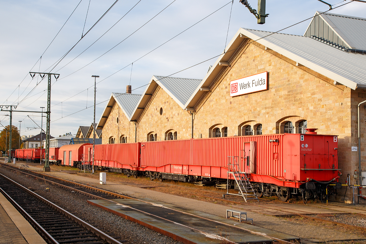 Gesamtbild vom Rettungszug Fulda am 05.10.2015 in Fulda, jedoch ohne Lok.

Im Rahmen der neunen Schnellfahrstrecken für den ICE der Deutschen Bundesbahn wurde auch die Notwendigkeit erkannt, auf den tunnelreichen Neubaustrecken besondere Hilfszüge im Havariefall einzusetzen. Ein erster Prototyp wurde am 19.05.88 in Fulda der Öffentlichkeit vorgestellt. Vorgesehen waren sie für die langen Tunnel auf der Neubaustrecke Fulda - Würzburg. Mittlerweile gibt es sechs solcher Züge, die in Hildesheim, Kassel, Fulda, Würzburg, Mannheim und Kornwestheim stationiert sind. Im Ernstfall sollen mit diesen zunächst Tunnelhilfszüge genannten Zügen entsprechend ausgerüstete Feuerwehren und Spezialkräfte schnell zum Unfallort transportiert werden. Dabei ist vorgesehen, dass der Zug bis zur Unfallstelle vorfährt. Im Bedarfsfall kann dieser jedoch geteilt werden, wobei die Lok 2 mit dem Transportwagen 2 quasi im Pendelverkehr evakuierte Personen zur Tunnelausfahrt bringt. Das Konzept der Tunnelhilfszüge wurde in enger Kooperation der Deutschen Bundesbahn, des hessischen Innenministeriums und der Feuerwehr Fulda entwickelt. Da diese Züge natürlich auch bei Unfällen außerhalb von Tunneln eingesetzt werden können, wurde die Bezeichnung zu Beginn der 90er Jahre richtigerweise in Rettungszüge geändert.

Ein Zug besteht aus folgender Reihung:

Diesellok Baureihe 714 (Lok 2)
Transportwagen 380 (Transportwagen 2) 
Sanitätswagen 382
Löschmittelwagen 383
Gerätewagen 381
Transportwagen 380 (Transportwagen 1)
Diesellok Baureihe 714 (Lok 1)

Bei der Zugzusammenstellung ist jedoch zwischen Ein- und Zweirichtungszügen zu unterscheiden. Bei dem Fuldaer Zweirichtungszug ist hinter dem Transportwagen 1 ein weiterer Sanitätswagen eingestellt. Diese Ergänzung war notwendig, da in Fulda keine Möglichkeit besteht, den Zug über Verbindungskurven, Gleisdreiecke o.ä. zu  wenden . Dementsprechend sind diese auch als Sanitätswagen Süd bzw. Nord bezeichnet worden. Gleiches gilt für die beiden Transportwagen des Fuldaer Zuges. Bei den anderen Standorten ist diese Möglichkeit gegeben, so dass der Rettungszug immer mit der Lok 1 voraus an der Unfallstelle eintrifft.
 
Für die Schnellfahrstrecken Hannover - Würzburg und Mannheim - Stuttgart setzt die Deutsche Bahn weiterhin auf das Rettungszugkonzept. Da die vorhandenen sechs Züge mittlerweile über 20 Jahre im Dienst stehen hat die DB AG im September 2012 einen Vertrag mit den Firmen Dräger und Tatravagonka zur Lieferung von 36 Rettungszugwagen unterzeichnet. Diese Wagen teilen sich auf sieben neue Rettungszüge auf, wobei ein Zug als Reserve vorgesehen ist. Die neuen Züge sollen die seit 1988 bzw. 1990 vorhandenen  Altbau -Züge nach und nach ersetzen. Nicht ersetzt sondern einer grundlegenden Modernisierung unterworfen werden die vorhandenen Rettungszugloks der Baureihe 714. Die DB AG hat die Lieferung von 14 Führerständen für die Baureihe 714 sowie 14 Steuerstände für die neuen Transportwagen ausgeschrieben. Da aktuell 15 714er vorhanden sind (jeweils 2 pro Zug + 3 Reserveloks) wird anscheinend eine Lok abgestellt. Das macht insofern Sinn, da ohnehin ein kompletter Zug als Reserve vorgesehen ist.
Bis zur Lieferung der Neubauzüge (voraussichtlich ab 2015) bleiben die Altbauzüge noch im Dienst. 

Quellen:
http://www.bahndienstwagen-online.de
sowie Eigene Beobachtungen und Recherchen
