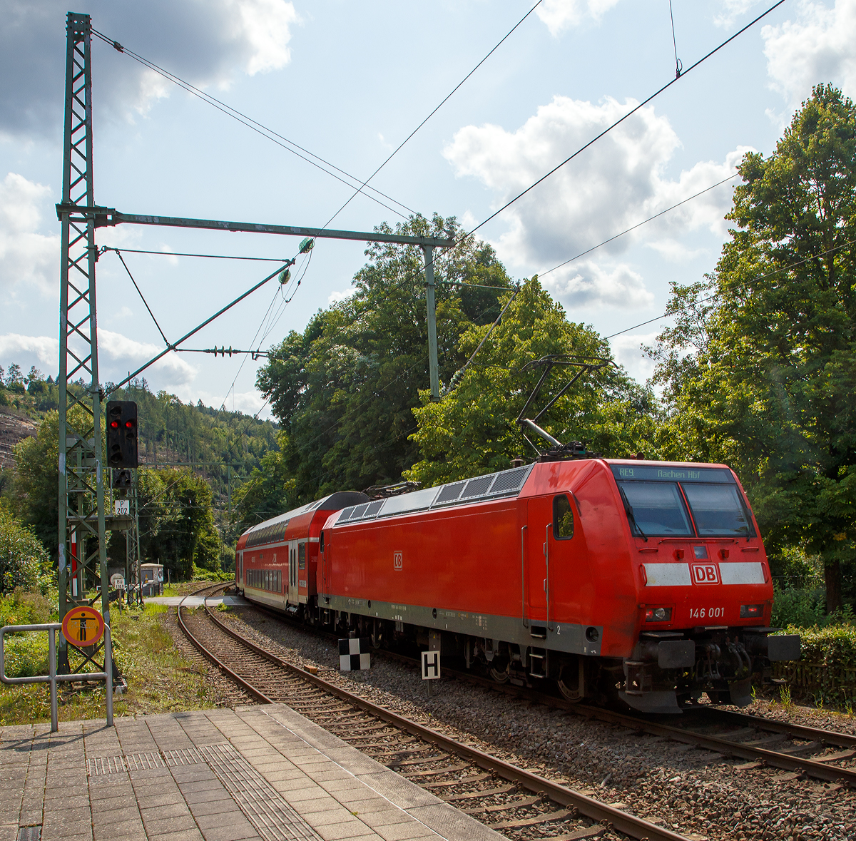 Geschoben von der 146 001 (91 80 6146 001-3 D-DB) der DB Regio verlsst der RE 9 (rsx - Rhein-Sieg-Express) Siegen - Kln – Aachen am 21.08.2021 den Bahnhof Kirchen an der Sieg und fhrt weiter in Richtung Kln. Nchster Halt ist der Bahnhof Betzdorf/Sieg.