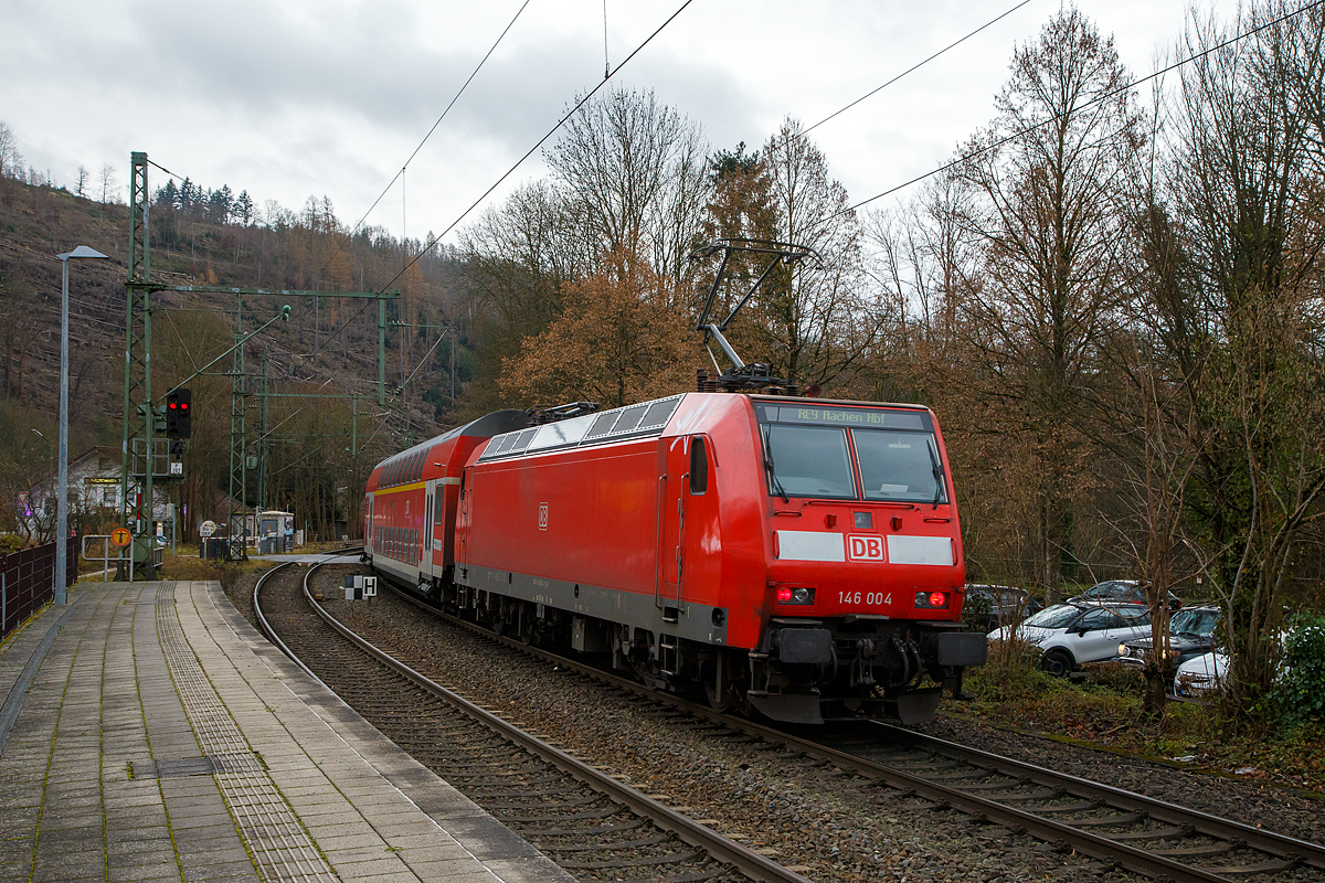 Geschoben von der 146 004-7 (91 80 6146 004-7 D-DB) der DB Regio verlässt der RE 9 (rsx - Rhein-Sieg-Express) Siegen - Köln – Aachen, am 03.12.2021 den Bahnhof Kirchen an der Sieg und fährt weiter in Richtung Köln. Nächster Halt ist der Bahnhof Betzdorf/Sieg.