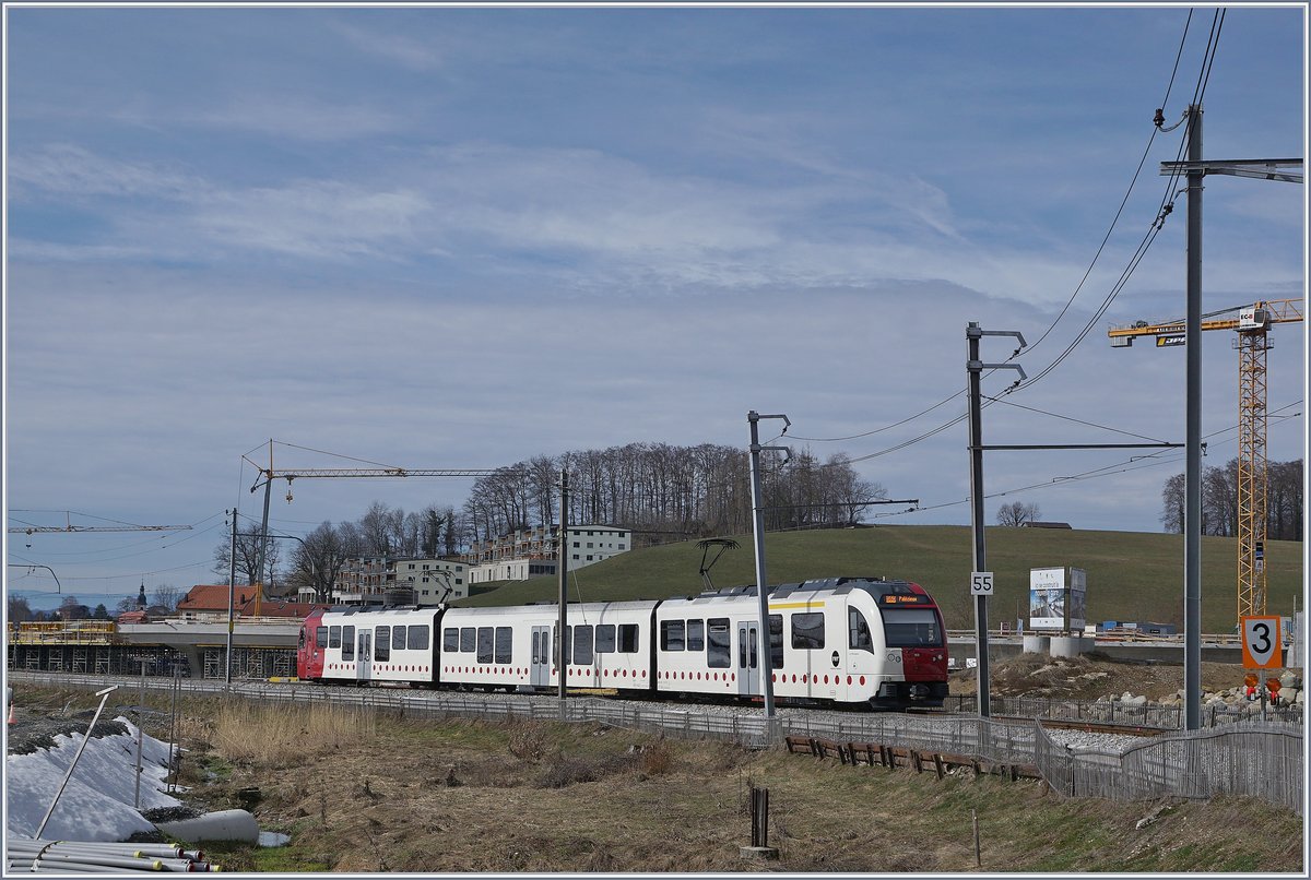 Gestern fotografiert und heute schon historisch: Der TPF Regionalzug S50 14823, bestehend aus dem führenden Be 2/4 103, einem B und dem schiebenden ABe 2/4 103 kurz nach der Abfahrt in Chatel St-Denis. Heute ist die Strecke stillgelegt, vorübergehend, bis der im Hintergrund erkennbare  neue  Bahnhof von Châtel St-Denis im November ans Streckennetz angeschlossen sein wird. Doch der hier zu sehende, kurze Streckenabschnitt wird nicht mehr befahren werden.

3. März 2019