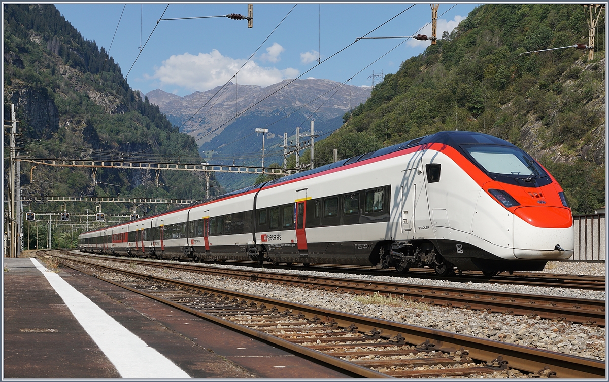  Giruno -Züge auf der Gotthardachse sind ja nun schon alltäglich, weniger aber, auf der Gotthard Panoramastrecke, auch wenn dieser RABe 501 017  nur  in Lavorgo abgestellt ist, vermag er doch die grosse Zeit dieser genialen Bahnstrecken zumindest Ansatzweise etwas aufleben. Im Bild der SBB RABe 501 017 (UIC 93 85 0501 017-4 CH-SBB).

 13. Sept. 2020