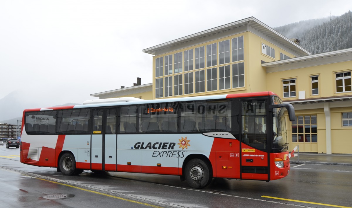  Glacier on Tour . Einmal nicht auf Schienen, sondern hier ein Setra Bus in Davos Platz mit Bemalung eines Glacier-Express Waggons auf dem Weg ins Sertig Dorf. (14.05.2014)