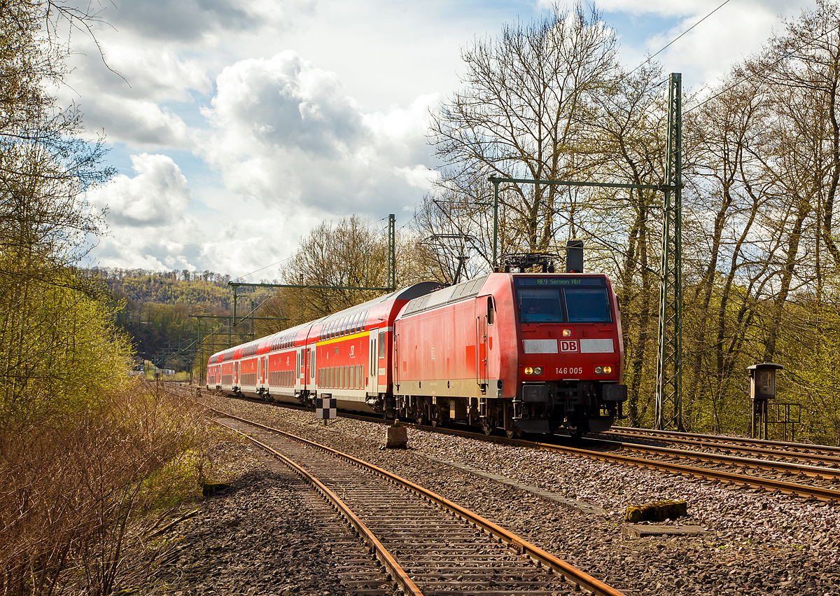 Gleich drauf (am 15.04.2018) kommt die 146 005-4 (91 80 6146 005-4 D-DB) der DB Regio NRW, mit dem RE 9 (rsx - Rhein-Sieg-Express) Aachen - Köln - Siegen, durch Betzdorf-Bruche und erreicht bald Betzdorf/Sieg. 

So ist das Positive, die  Hamster´  sind auf der Siegstrecke wohl eine aussterbende Gattung.....