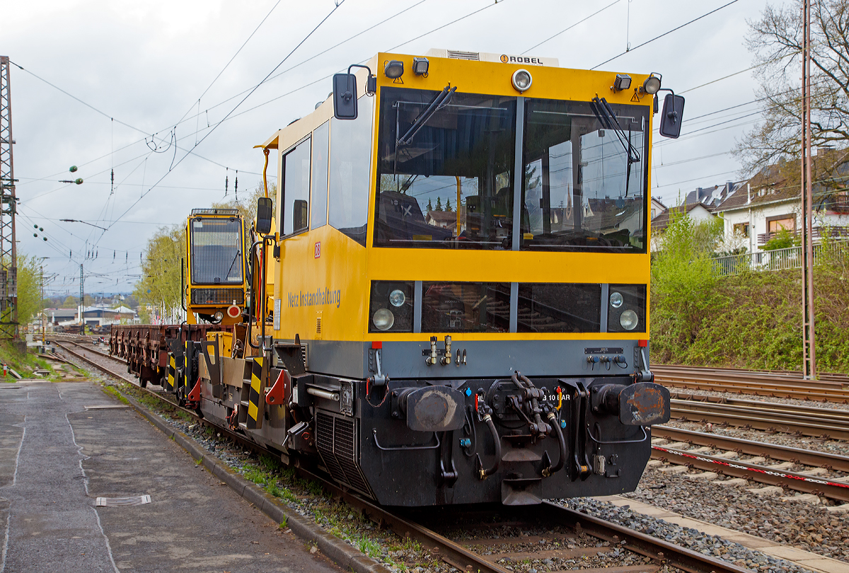 
Gleisarbeitsfahrzeug Robel BAMOWAG 54.22 (Schweres Nebenfahrzeug Nr. 97 17 56 001 17 -0) der DB Netz AG, abgestellt mit angehängten Wagen der Gattung Kbs 443 (21 80 3336 747-3 D-DB) am 25.04.2015 in Kreuztal

Der Robel 54.22 wurde 2004 von ROBEL Bahnbaumaschinen GmbH in Freilassing unter der Maschinen Nr. 54.22 -32 - BH013 gebaut und an die DB Netz AG geliefert. Er hat die EBA-Nummer EBA 11L04A 001.

Technische Daten:
Spurweite: 1.435 mm
Achsanordnung: B
Länge über Puffer: 13.100 mm
Achsstand: 7.500 mm
Höchstgeschwindigkeit: 100 km/h (mit angebauter Schneeräumtechnik 80 km/h)
Zur Mitfahrt zugelassene Personen: 6
Eigengewicht: 30 t
Hydraulischer Ladekran: 10 t Hubkraft (dieser wird auch als Bagger eingesetzt)
Nutzlast: 5 t
Kleinster befahrbarer Gleisbogen: R 80
Zugelassen für Streckenklasse: C2, CM2 und höher