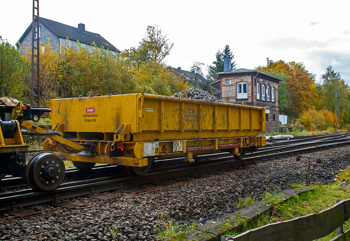 
Gleisbauanhänger A.P.E.L. T5025 und aufgesetzte Mulde, Kleinwagen Nr. D-KAF 99 80 9550 004-2  der KAF Falkenhahn Bau AG (Kreuztal) am 24.10.2020 angehangen an einen ZW-Bagger im Einsatz in Herdorf.

Der Wagen kann, wie hier, mit Schottermulden oder anderen Aufbauten durch ISO-Twistlocks genutzt werden. Für den Material- und Werkzeugtransport sind diverse Zurrpunkte sowie Rungeneinsätze vorhanden.

Das einzigartige Transportkonzept ermöglicht den Transport der Gleisbauanhänger mit jedem Standard-LKW sowie mit Standard-Hakenaufziehvorrichtungen. Die Gleisbauanhänger haben eine EBA – Abnahme und Zulassung als Schienengebundenes Gerät und können sowohl im Baugleis als auch im gesamten Betriebsgleis der DB Netz AG eingesetzt werden. Der Gleisbauanhänger T5025 mit den integrierten Rampen und Abstützungen ermöglich neben der standardmäßigen Verwendung auch den Transport von großen Baumaschinen und Geräten in die Baustelle.

In Verbindung mit einem ZW-Bagger sind die Gleisbauanhänger somit ein optimales Transportmittel für sämtliche Baumaterialien und/ oder Arbeitswerkzeugen. In Kombination mit den passenden Schottermulden eignen sie sich ebenfalls für alle Art von Schüttgütern. Sie zeichnen sich durch niedrige Bauhöhen sowie durch die hohe Traglast aus.

TECHNISCHE DATEN:
Hersteller: G.O.S. Tool & Engineering Services Ltd, Blaenavon (Wales - GB)
Vertrieb durch: WINDHOFF Gleisbautechnik GmbH (vormals A.P.E.L. Gleisbautechnik GmbH)
Baujahr: 2017
Fabriknummer: T00175
Achsanzahl: 2
Raddurchmesser: 550 mm
Spurweite: 1.435 mm
Länge über Kupplung: 5.300 mm
Breite: 2.420 mm
Achsstand: 4.600 mm
Höhe: 625 mm über SOK
Eigengewicht: 3.850 kg (ohne Mulde)
Nutzlast: 25 t
