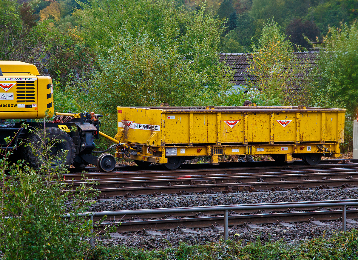 
Gleisbauanhänger T5020-1 (Schienengebundenes Gerät Registrier Nr. 9783 108) mit Schottermulden der H.F. Wiebe am 26.09.2020 in Wissen (Sieg).

Der Wagen kann mit Schottermulden oder anderen Aufbauten durch ISO-Twistlocks genutzt werden. Für den Material- und Werkzeugtransport sind diverse Zurrpunkte sowie Rungeneinsätze vorhanden..

Der T5020 kann durch sein Transportkonzept mit jedem Standard-LKW oder LKW mit Standard-Hakenaufziehvorrichtungen auf der Straße zur nächsten Baustelle umgesetzt werden.  Die Fahrzeuge haben eine Zulassung als Schienengebundenes Gerät

Technische Daten:
Hersteller: G.O.S. Tool & Engineering Services Ltd, Blaenavon (Wales - GB)
Vertrieb durch: WINDHOFF Gleisbautechnik GmbH)
Baujahr: 2016
Fabriknummer: T00081
Achsanzahl: 2
Raddurchmesser: 500 mm
Spurweite: 1.435 mm
Länge über Kupplung: 5.300 mm
Breite: 2.420 mm
Achsstand: 4.600 mm
Höhe: 575 mm über SOK
Eigengewicht: 3.200 kg (ohne Mulde)
Nutzlast: 19,8 t
Höchstgeschwindigkeit (Hg): 20 km/h (in Kreuzungen und Weichen 10 km/h)
Bremse: Automatische Federspeicherbremse
Anmerkung: Der Wagen darf nur im gesperrten Gleis o. im Baugleis verwendet werden. 