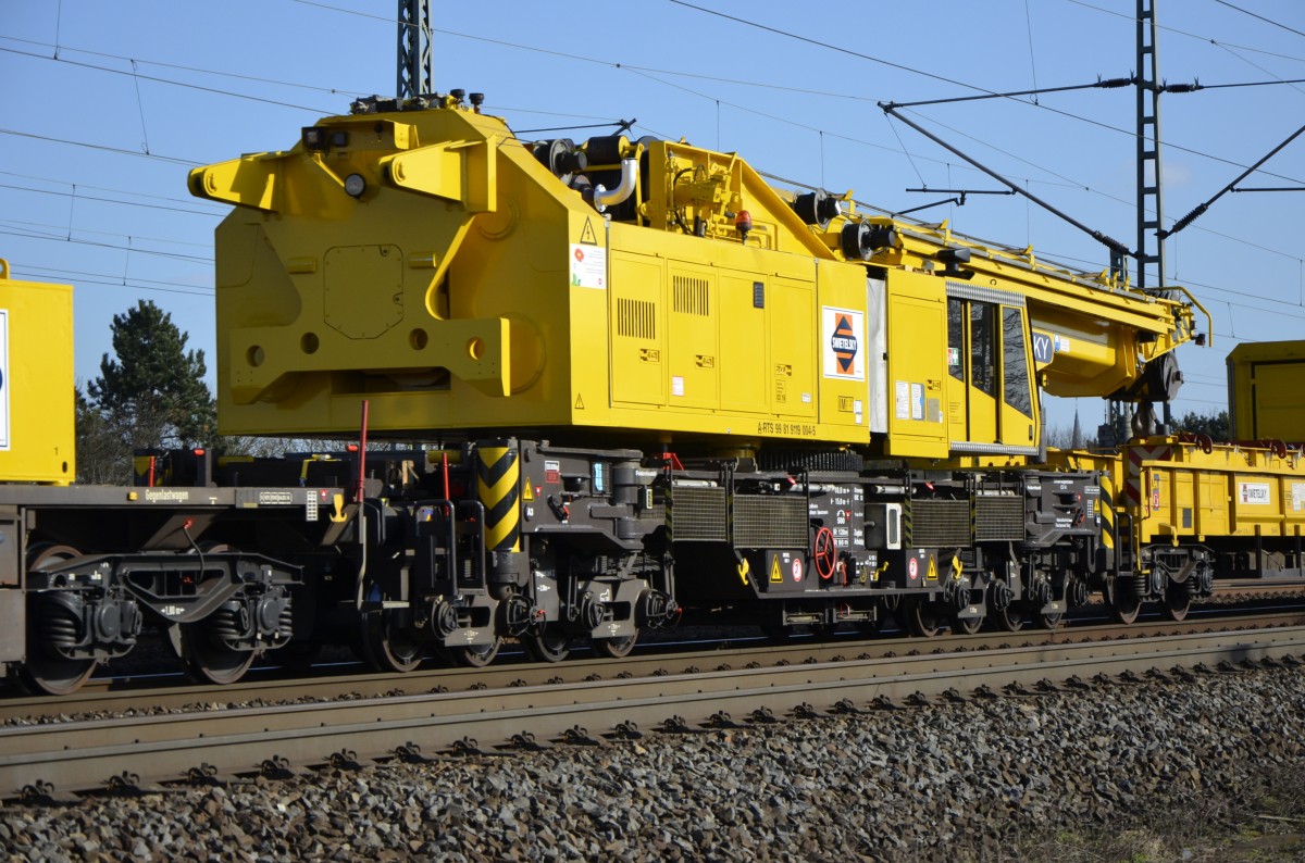 Gleisbaukran der Firma Swietelsky, eingereiht in einem Bauzug Richtung Gremberg am 12.03.2015