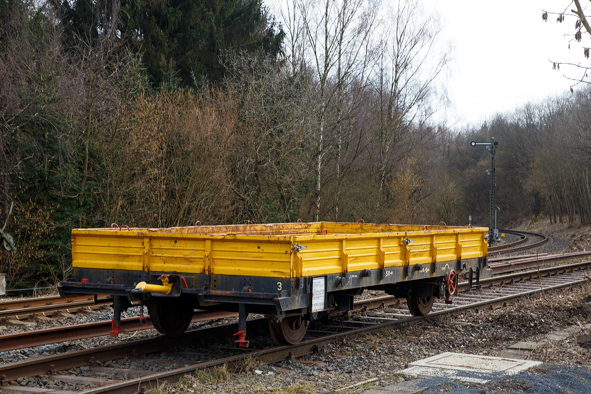 Gleiskraftwagenanhnger Kla 03, Kleinwagen Nr. 03 0592 5 der Hering Bahnbau GmbH (Burbach-Holzhausen), ex DB 03 0592, abgestellt am 13.03.2016 in Westerburg. 

Gebaut wurde der Anhnger 1975 von der Firma F.X. Kgel GmbH & Co. Fahrzeugwerke Werk Bckeburg.

Technische Daten:
Spurweite: 1.435 mm
Lnge ber Kupplung: 6.500 mm
Achsabstand: 3.700 mm
Eigengewicht: 4.200 kg
Nutzlast: 10,0 t
Zul. Anhngelast: 32 t
Hchstgeschwindigkeit: 70 km/h 