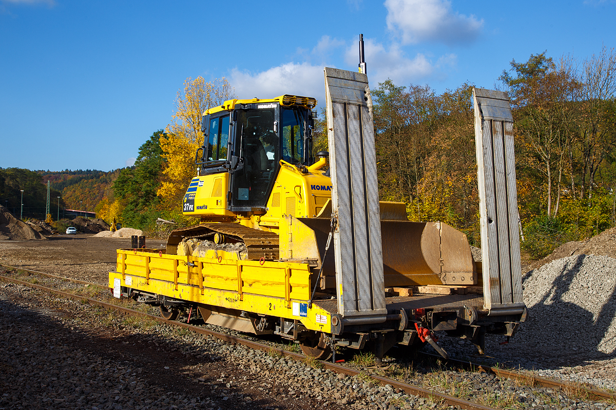 Gleiskraftwagenanhnger KLA06 (mit Auffahrrampe), Kleinwagen 06 0021 5, der Hering Bau GmbH & Co. KG (Burbach-Holzhausen), abgestellt am 29.10.2016 in Betzdorf/Sieg. Hier beladen mit einer 8,8 t schweren Komatsu Planierraupe D37PX-23 mit TOPCON 3D-GPS.  Motorleistung der Planierraupe 67,7 kW / 92,0 PS bei 2.200 U/min.

Gleiskraftwagenanhnger wurden 2011 von der AHUB GmbH, 15926 Luckau, gebaut. Wobei ich glaube dass es sich hier eher um einen Neuaufbau und Umbau eines alten Anhngers handelt. Ich konnte die eingeschlagene Nr. 19330 sehen, die knnte die Waggon-Union Fabriknummer 19330, so wrde es um den 1975 gebauten ex DB 07 0001-3 handeln.

Spurweite: 1.435 mm
Anzahl der Achsen: 2
Eigengewicht: 7.500 kg
Nutzlast: 16.000 kg
Zul. Anhngelast: 30 t
Lnge ber Puffer: 7.500 mm
Ladelnge: 7.000 mm
Achsabstand: 4.500 mm
Breite: 2.800 mm
Bremse: WS – P - A
Zul. Geschwindigkeit (Hg): 20 Km/h (ursprnglich 80 km/h) 
Besonderheiten: 
Auffahrrampe fr Raupen und andere Baugerte.
An Wagenboden befinden sich seitliche Schotterrutschen, in Verbindung mit dem Schotteraufbau, werden Bleche aus dem Wagenboden entfernt und der Wagen dient dann als kleiner Schttgutwagen. 
Schotteraufbau siehe hellertal.startbilder.de/bild/Deutschland~Unternehmen~Hering+Bau/526692/schotteraufbau-fuer-den-gleiskraftwagenanhaenger-kla06-mit.html
