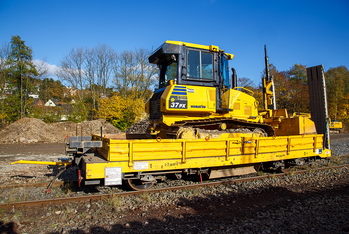 Gleiskraftwagenanhnger KLA06 (mit Auffahrrampe), Kleinwagen 06 0021 5, der Hering Bau GmbH & Co. KG (Burbach-Holzhausen), abgestellt am 29.10.2016 in Betzdorf/Sieg. Hier beladen mit einer 8,8 t schweren Komatsu Planierraupe D37PX-23 mit TOPCON 3D-GPS.  Motorleistung der Planierraupe 67,7 kW / 92,0 PS bei 2.200 U/min.

Gleiskraftwagenanhnger wurden 2011 von der AHUB GmbH, 15926 Luckau, gebaut. Wobei ich glaube dass es sich hier eher um einen Neuaufbau und Umbau eines alten Anhngers handelt. Ich konnte die eingeschlagene Nr. 19330 sehen, die knnte die Waggon-Union Fabriknummer 19330, so wrde es um den 1975 gebauten ex DB 07 0001-3 handeln.

Spurweite: 1.435 mm
Anzahl der Achsen: 2
Eigengewicht: 7.500 kg
Nutzlast: 16.000 kg
Zul. Anhngelast: 30 t
Lnge ber Puffer: 7.500 mm
Ladelnge: 7.000 mm
Achsabstand: 4.500 mm
Breite: 2.800 mm
Bremse: WS – P - A
Zul. Geschwindigkeit (Hg): 20 Km/h (ursprnglich 80 km/h) 
Besonderheiten: 
Auffahrrampe fr Raupen und andere Baugerte.
An Wagenboden befinden sich seitliche Schotterrutschen, in Verbindung mit dem Schotteraufbau, werden Bleche aus dem Wagenboden entfernt und der Wagen dient dann als kleiner Schttgutwagen. 
Schotteraufbau siehe hellertal.startbilder.de/bild/Deutschland~Unternehmen~Hering+Bau/526692/schotteraufbau-fuer-den-gleiskraftwagenanhaenger-kla06-mit.html
