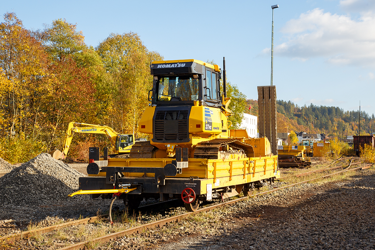 Gleiskraftwagenanhnger KLA06 (mit Auffahrrampe), Kleinwagen 06 0021 5, der Hering Bau GmbH & Co. KG (Burbach-Holzhausen), abgestellt am 29.10.2016 in Betzdorf/Sieg. Hier beladen mit einer 8,8 t schweren Komatsu Planierraupe D37PX-23 mit TOPCON 3D-GPS.  Motorleistung der Planierraupe 67,7 kW / 92,0 PS bei 2.200 U/min.

Gleiskraftwagenanhnger wurden 2011 von der AHUB GmbH, 15926 Luckau, gebaut. Wobei ich glaube dass es sich hier eher um einen Neuaufbau und Umbau eines alten Anhngers handelt. Ich konnte die eingeschlagene Nr. 19330 sehen, die knnte die Waggon-Union Fabriknummer 19330, so wrde es um den 1975 gebauten ex DB 07 0001-3 handeln.

Spurweite: 1.435 mm
Anzahl der Achsen: 2
Eigengewicht: 7.500 kg
Nutzlast: 16.000 kg
Zul. Anhngelast: 30 t
Lnge ber Puffer: 7.500 mm
Ladelnge: 7.000 mm
Achsabstand: 4.500 mm
Breite: 2.800 mm
Bremse: WS – P - A
Zul. Geschwindigkeit (Hg): 20 Km/h (ursprnglich 80 km/h) 
Besonderheiten: 
Auffahrrampe fr Raupen und andere Baugerte.
An Wagenboden befinden sich seitliche Schotterrutschen, in Verbindung mit dem Schotteraufbau, werden Bleche aus dem Wagenboden entfernt und der Wagen dient dann als kleiner Schttgutwagen. 
Schotteraufbau siehe hellertal.startbilder.de/bild/Deutschland~Unternehmen~Hering+Bau/526692/schotteraufbau-fuer-den-gleiskraftwagenanhaenger-kla06-mit.html
