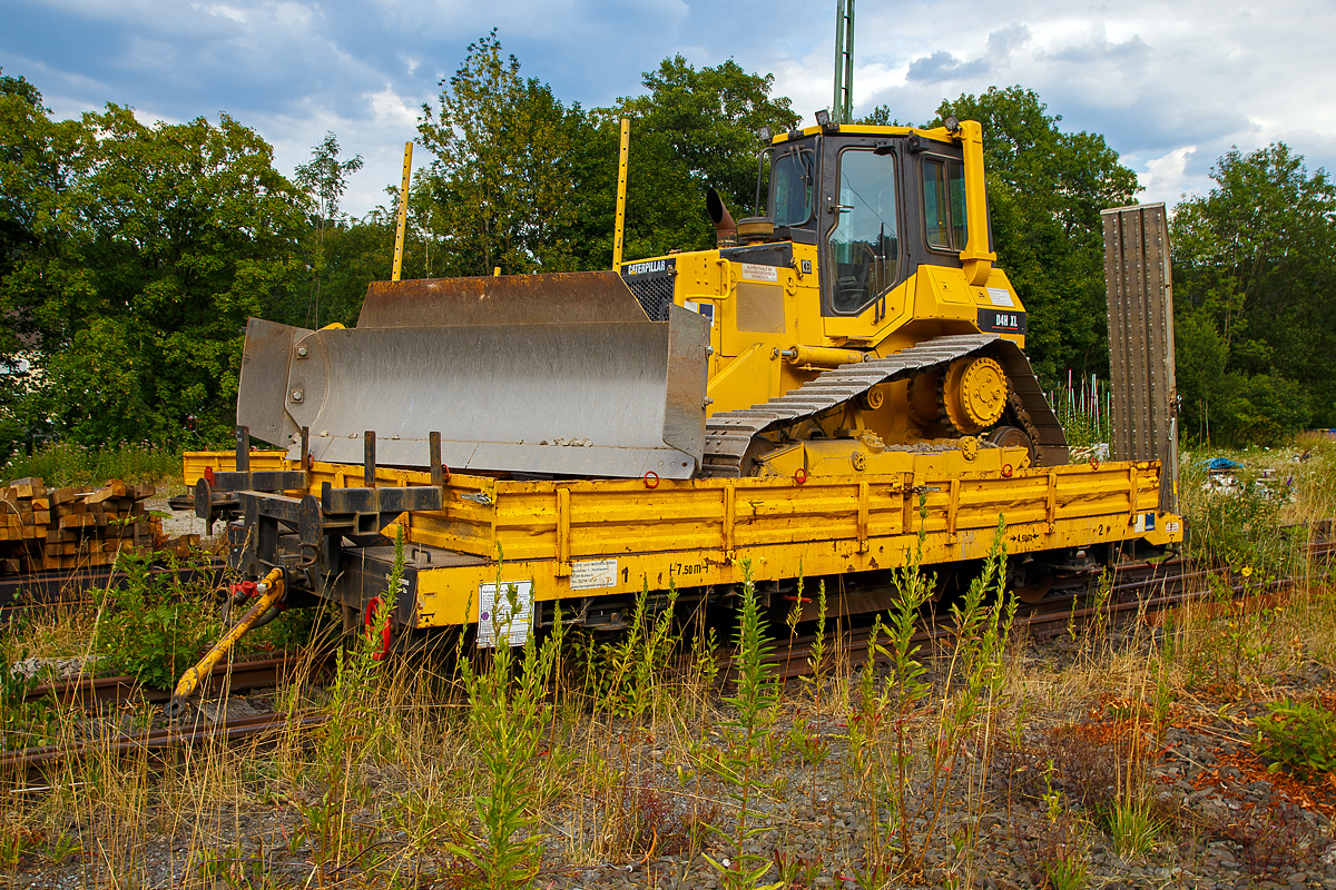 
Gleiskraftwagenanhänger KLA06 (mit Auffahrrampe), Kleinwagen 06 0021 5, der Hering Bau GmbH & Co. KG (Burbach-Holzhausen), abgestellt am 20.07.2018 in Betzdorf/Sieg. Hier beladen mit einer 10,25 t schweren Planierraupe vom Typ Caterpillar D4H XL.

Gleiskraftwagenanhänger wurden 2011 von der AHUB GmbH, 15926 Luckau, umgebaut. Bei dem ursprünglichen (Kla 07) Anhänger handelt es sich um den ex DB 07 0001-3, der 1975 von der  Waggon-Union unter der Fabriknummer 19330 gebaut wurde.

Spurweite: 1.435 mm
Anzahl der Achsen: 2
Eigengewicht: 7.500 kg
Nutzlast: 16.000 kg
Zul. Anhängelast: 30 t
Länge über Puffer: 7.500 mm
Ladelänge: 7.000 mm
Achsabstand: 4.500 mm
Breite: 2.800 mm
Bremse: WS – P - A
Zul. Geschwindigkeit (Hg): 20 Km/h (ursprünglich 80 km/h)
Besonderheiten:
Auffahrrampe für Raupen und andere Baugeräte.
An Wagenboden befinden sich seitliche Schotterrutschen, in Verbindung mit dem Schotteraufbau, werden Bleche aus dem Wagenboden entfernt und der Wagen dient dann als kleiner Schüttgutwagen. 