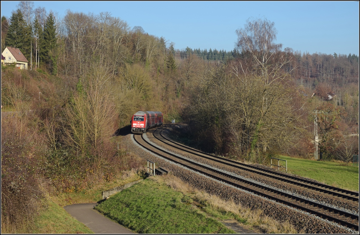 Godot-Express rechts des Hochrheins.

245 035 mit 3 Dostos. Karsau, Dezember 2021.

An jeder Station wird neuerdings erneut auf Godot gewartet. Er könnte ja noch kommen, auch wenn ihn bis heute niemand gesehen hat. Reisen im 612 war gestern, heute heißt es durch die Landschaft bummeln. Immerhin kann man besser spazieren schauen. 