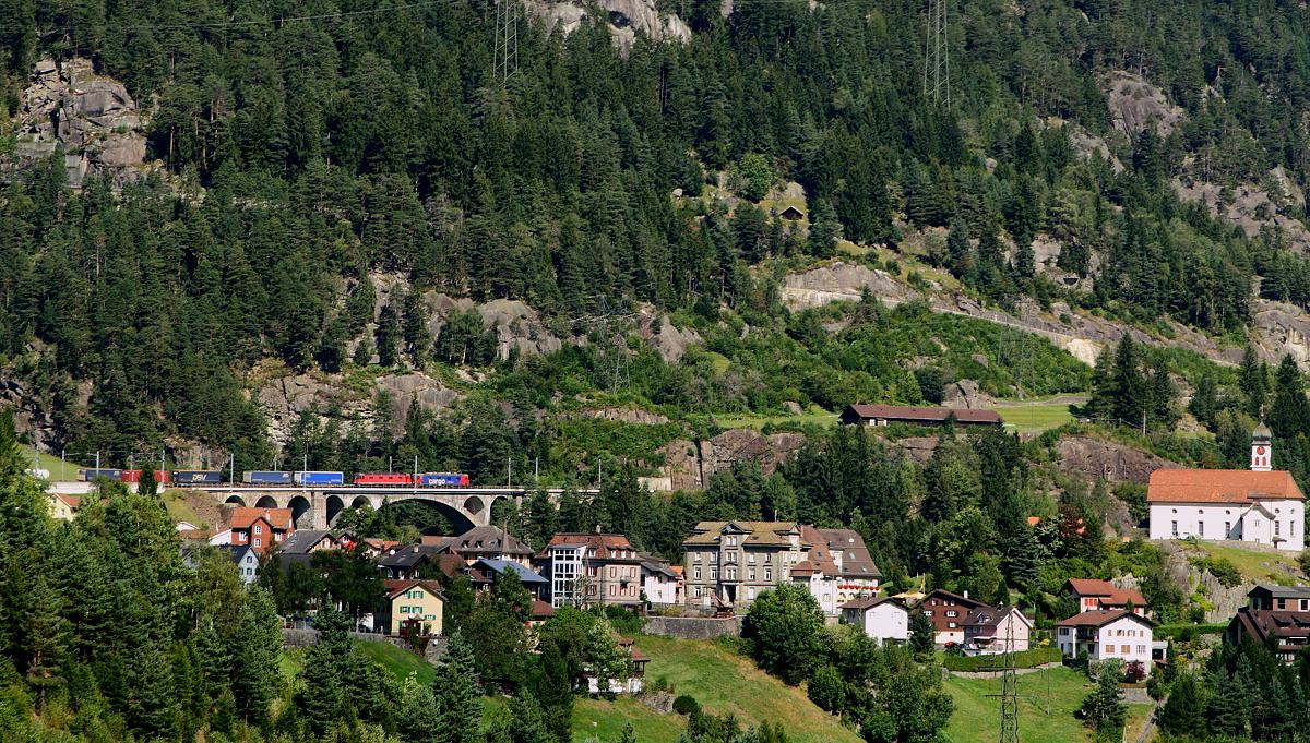 Gotthard-Nordrampe bei Wassen II: Die beiden Re 6/6 vom vorherigen Bild haben am 12.09.2016 mit ihrem Güterzug den Wattinger Kehrtunnel und den Bahnhof Wassen durchfahren und überqueren jetzt die Mittlere Meienreussbrücke