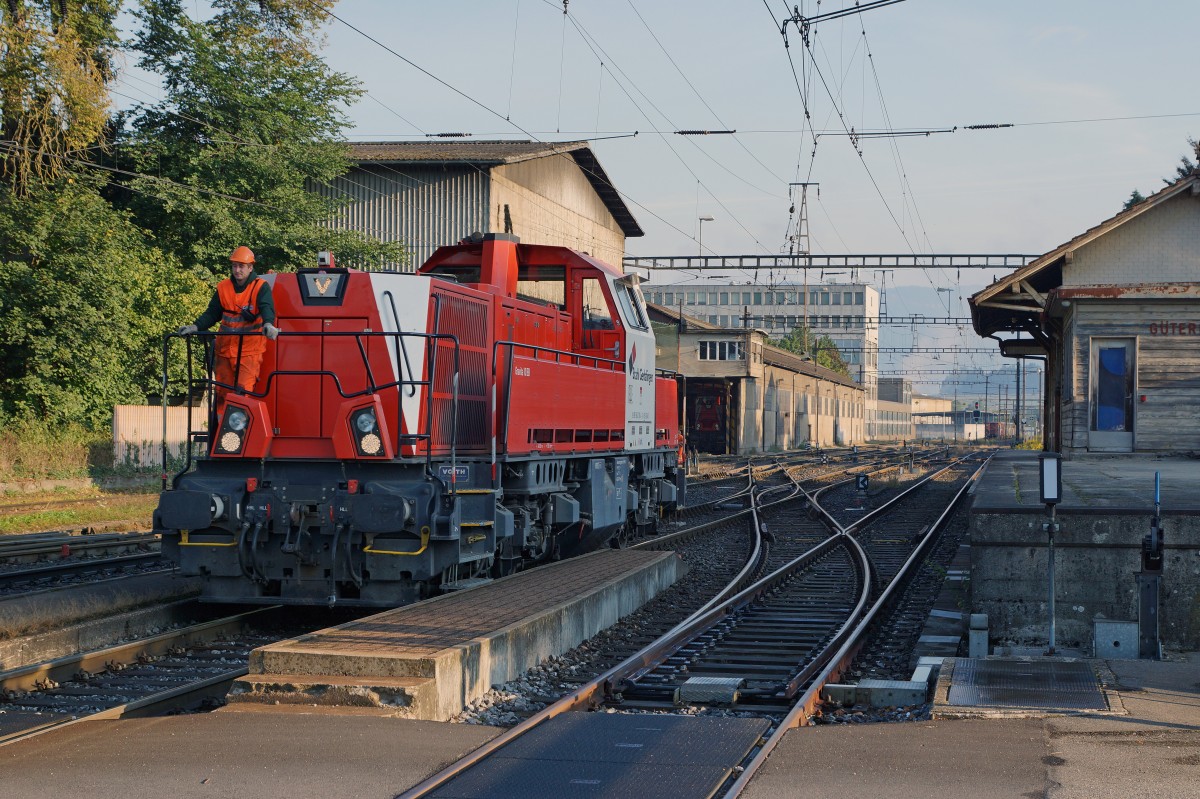 Gravita: Da an den Samstagen für das Stahlwerk Gerlafingen nur eine Güterzugszufuhr stattfindet, werden die Wagen von der Gravita und dem Rangierpersonal des Stahlwerkes weggestellt, da kein Rangierpersonal der SBB anwesend ist. Am 12. September 2015 stand für diese Leistung die Gravita  BIBERIST  im Einsatz. Die Gravita  GERLAFINGEN  (erkennbar im Schuppen links im Bild) wurde bereits zu einem früheren Zeitpunkt auf dieser Seite veröffentlicht. Vermehrt werden die Zufuhren nach Gerlafingen mit DB BR 185 anstatt mit SBB CARGO Re 6/6 bespannt.
Foto: Walter Ruetsch 
