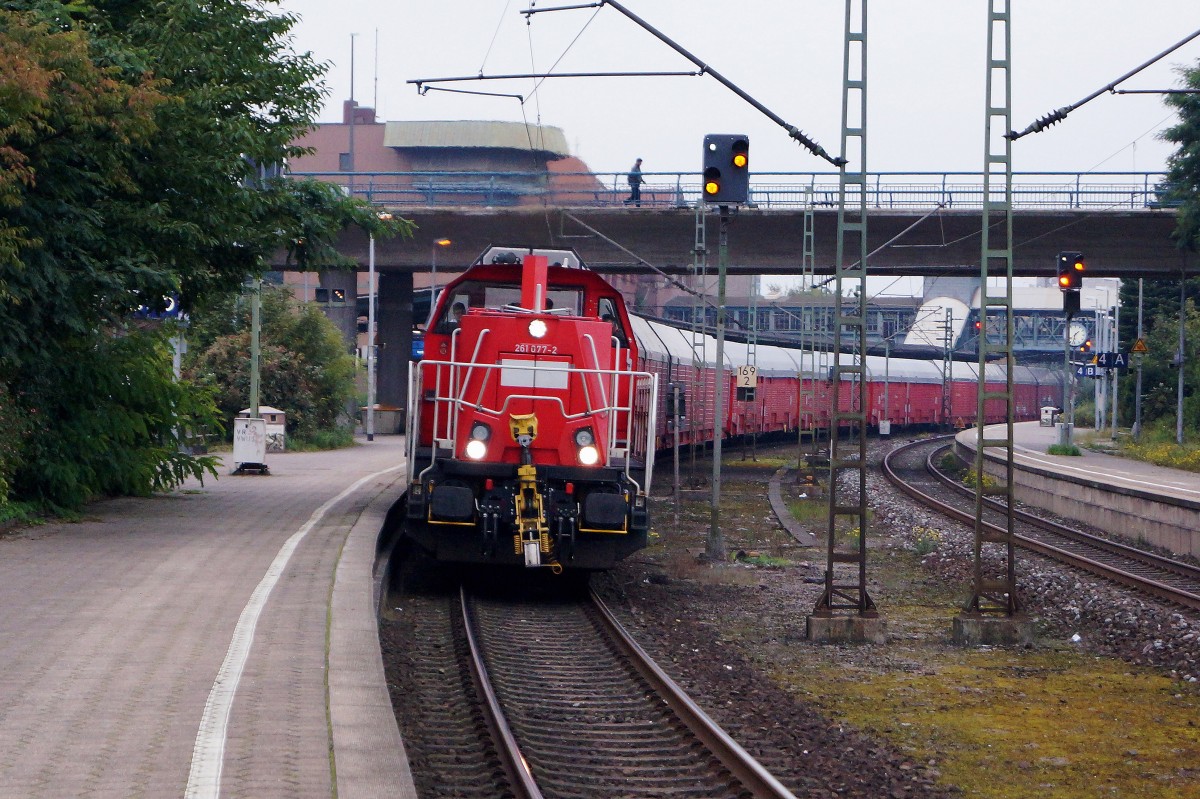 Gravita: Die rote Gravita 261 077 2 auf Rangierfahrt mit einem Autozug in HAMBURG HARBURG am 14. Oktober 2015.
Foto: Walter Ruetsch