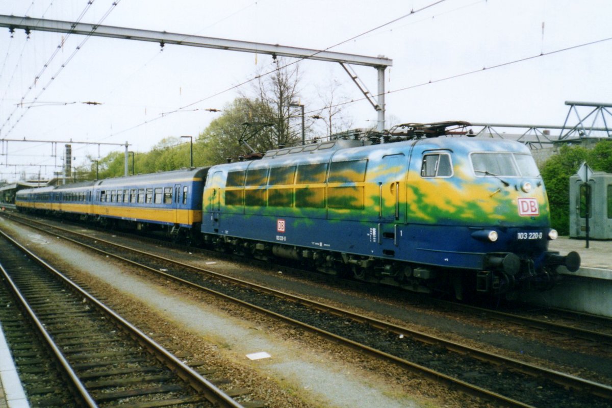 Grenzfall Parediesvogel: am 24 April 1998 steht 103 220 in Venlo mit der D-Zug nach Köln. 