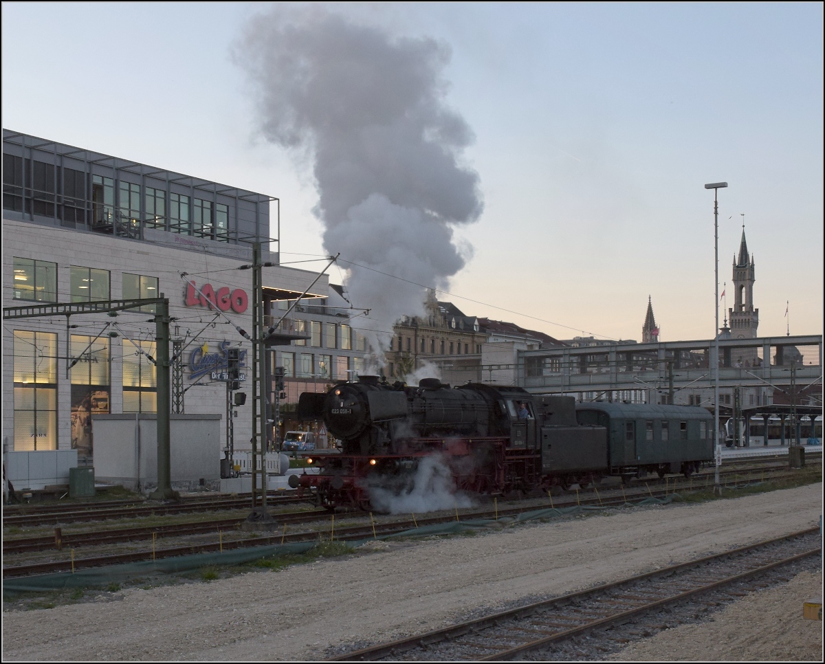 Grenzgängerin 023 058-1.

Nach getaner Arbeit bei ihrer Runde über die ganz neu wiedereröffnete Ablachtalbahn fährt 23 058 aus eigener Kraft wieder zurück in die Schweiz, während der Zug ab Singen mit elektrischer Kraft bei Thayngen einreist. 23 058 hingegen muss in der Ostschweiz vorerst MThB-Ec 3/5 Nr. 3 vertreten. September 2021.