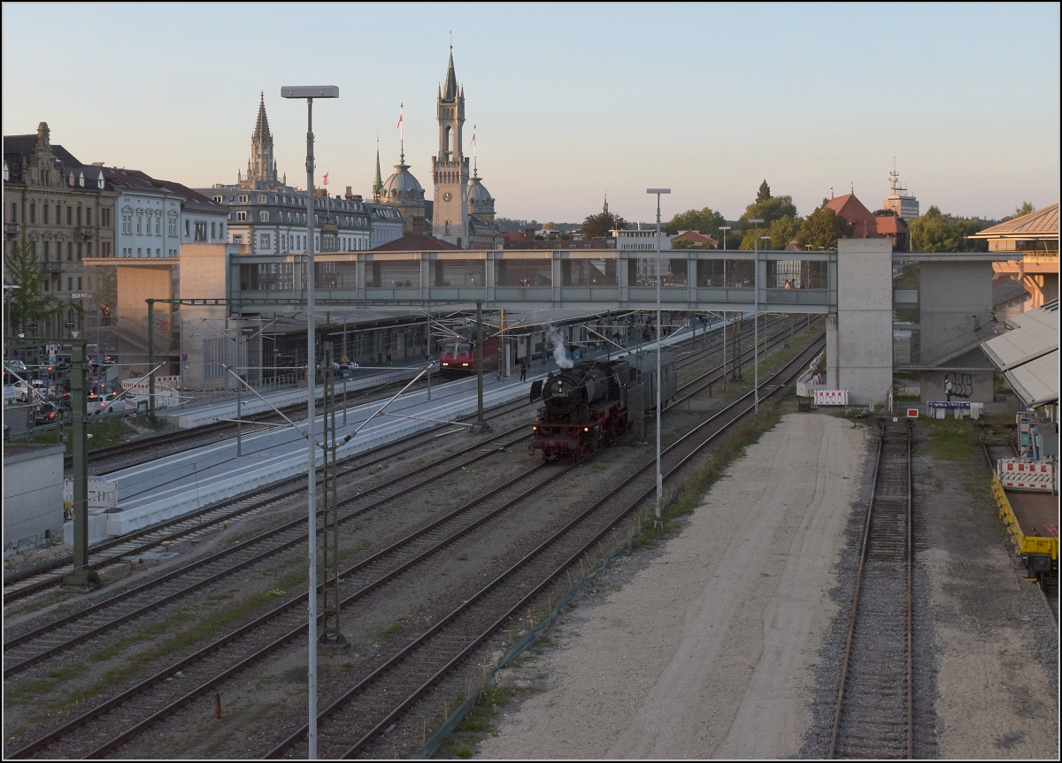 Grenzgängerin 023 058-1.

Nach getaner Arbeit bei ihrer Runde über die ganz neu wiedereröffnete Ablachtalbahn fährt 23 058 aus eigener Kraft wieder zurück in die Schweiz, während der Zug ab Singen mit elektrischer Kraft bei Thayngen einreist. 23 058 hingegen muss in der Ostschweiz vorerst MThB-Ec 3/5 Nr. 3 vertreten. September 2021.