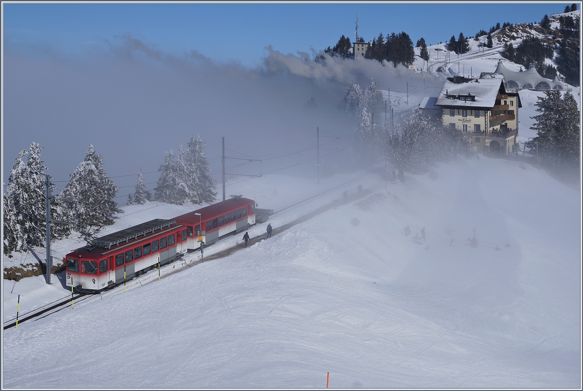 Grenzwertig war der Hochnebel, der wie hier hin und wieder ber die Rigi Staffel hinweg schwabte. Das Bild zeigt den RB BDhe 4/4 N 21 kurz vor der Ankunft in Rigi Staffel. Von SLM BBC 1986 gebaut, kostet dieser Triebwagen Fr 3'579'500.- Obwohl damals die ARB und die VRB noch selbstndig waren, wurden die vier Triebwagen N 15 und 25 ARB sowie die VRB 21 und 22 so konstruiert, dass sie auf beiden Strecken eingesetzt werden knnen. 
Wohl der (VRB)-Farbe wegen, werden die Triebwagen 21 und 22  Beeri  genannt.
Hinweis: die Infos zu dieser Bildserie der RB stammen von Webseite der Rigi Bahnen AG, dort sind auch noch weiter gehende Infos erhltlich.
24. Feb. 2018