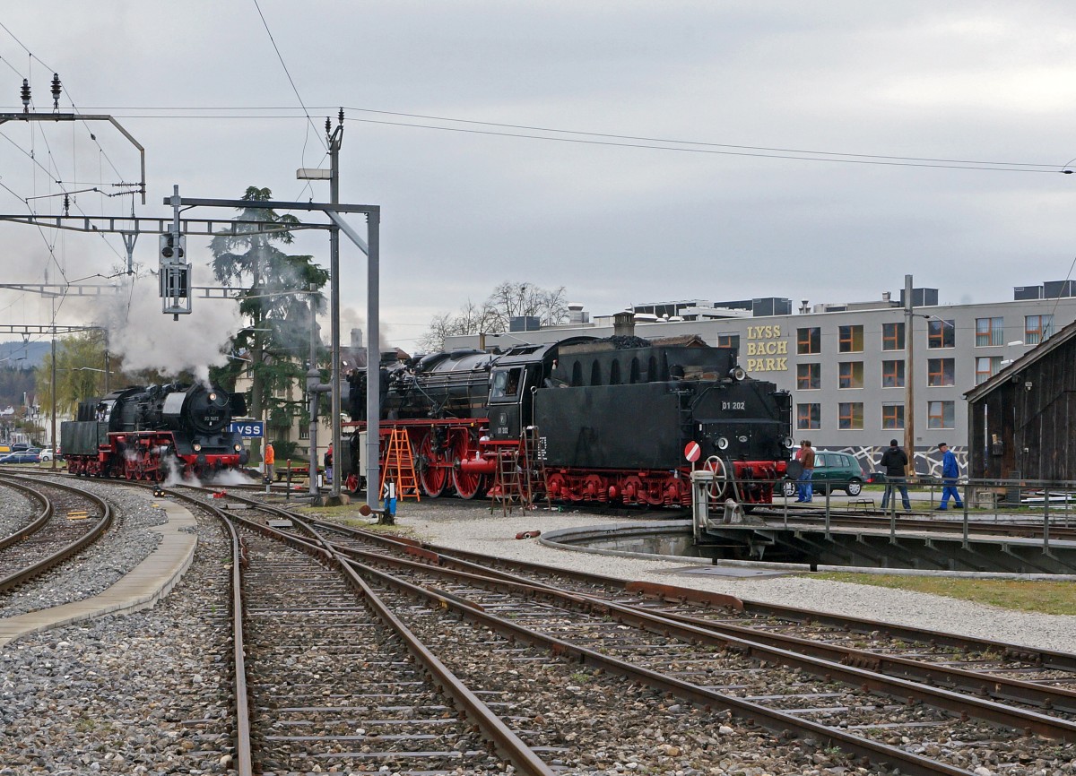 Grosse Frhlingsfahrt mit der Grossdampflok 503673 vom 11. Mrz 2015. Die Nostalgielok Be 4/4 Nr. 14 ex BT brachte den Sonderzug bis nach Olten Hammer, wo er durch die 50673 bernommen wurde. Die Be 4/4 14 wurde am Schluss des Zuges angehngt, um Umfahrungen zu vermeiden. Beim Wasserfassen in Lyss kam es zu einer Begenung mit der 01 202. 
Foto: Walter Ruetsch