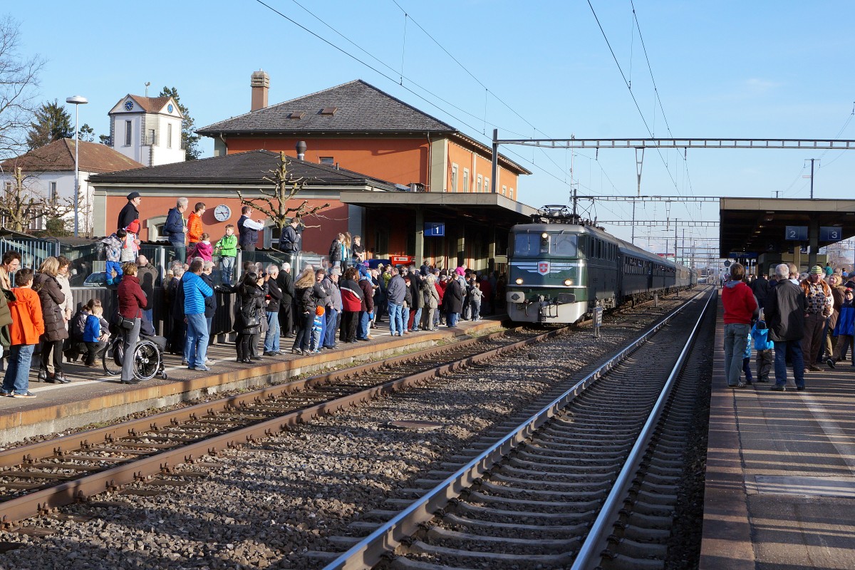 Grosser Bahnhof Wohlen: Die Ankunft des Dampfzuges mit drei Dampflokomotiven vermochte eine sehr grosse interessierte Zuschauermenge zu mobilisieren. Die Ae 6/6 11407  AARGAU  brachte am Abend des 7.3.2015 die Reisenden aus Deutschland in ihren schnen historischen Wagen von Wohlen nach Konstanz.
Foto: Walter Ruetsch 