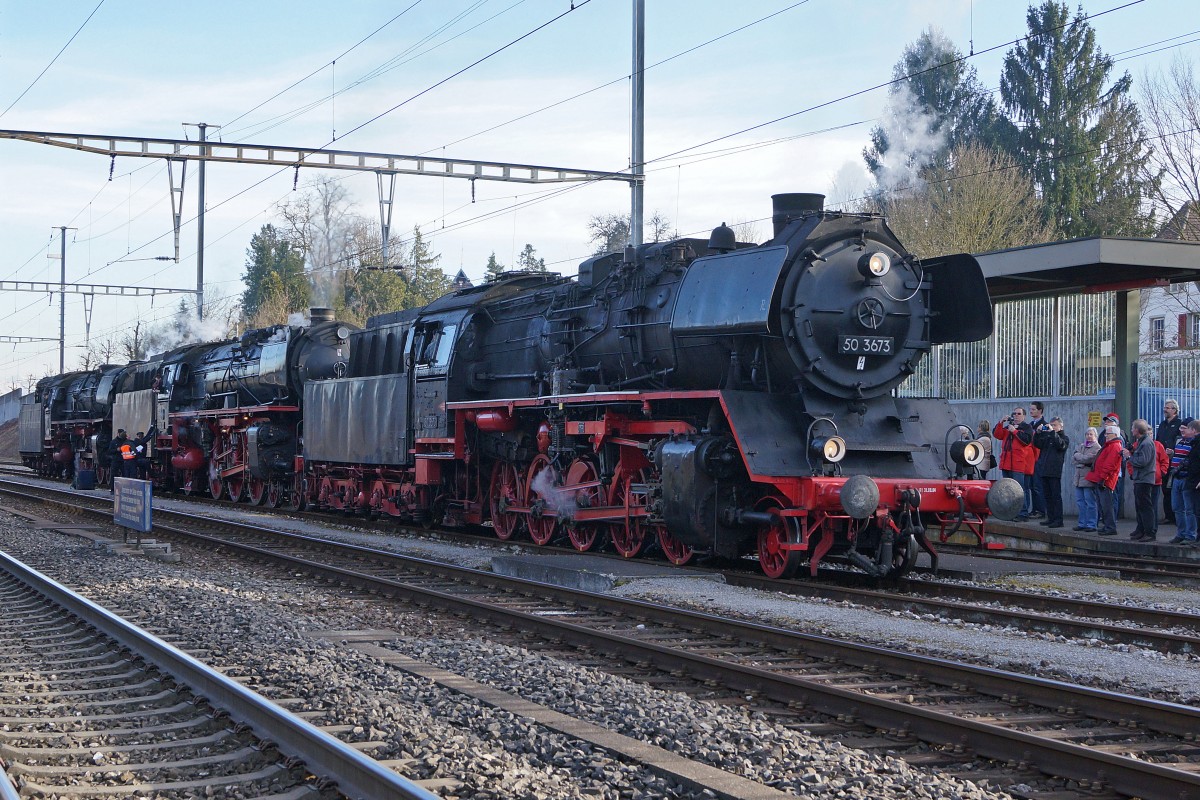 Grosser Bahnhof Wohlen: Die Ankunft des Dampfzuges mit drei Dampflokomotiven vermochte eine sehr grosse interessierte Zuschauermenge zu mobilisieren. Die 50 3673, 01 202 und die 012 066 warten am 7.3.2015 in Wohlen auf den nchsten Einsatz. In Wohlen wurde der Dampfzug geteilt. Die Ae 6/6 11 407  AARGAU  brachte die Reisenden aus Deutschland nach Konstanz. Die Ae 4/7 verliess den Bahnhof Wohlen mit der 012 066 und die Doppeltraktion 50 3673 und 01 202 setzte die Reise alleine in Richtung Olten fort.
Foto: Walter Ruetsch 