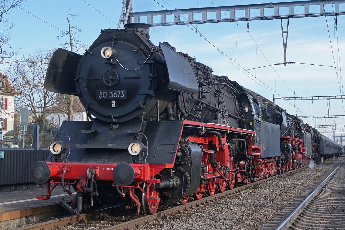 Grosser Bahnhof Wohlen: Die Einfahrt des Dampfzuges vom 7. Mrz 2015 mit der Dreifachtraktion 50 3673, 01 202 und 012 066 mobilisierte eine sehr grosse Zuschauermenge.
Foto: Walter Ruetsch 