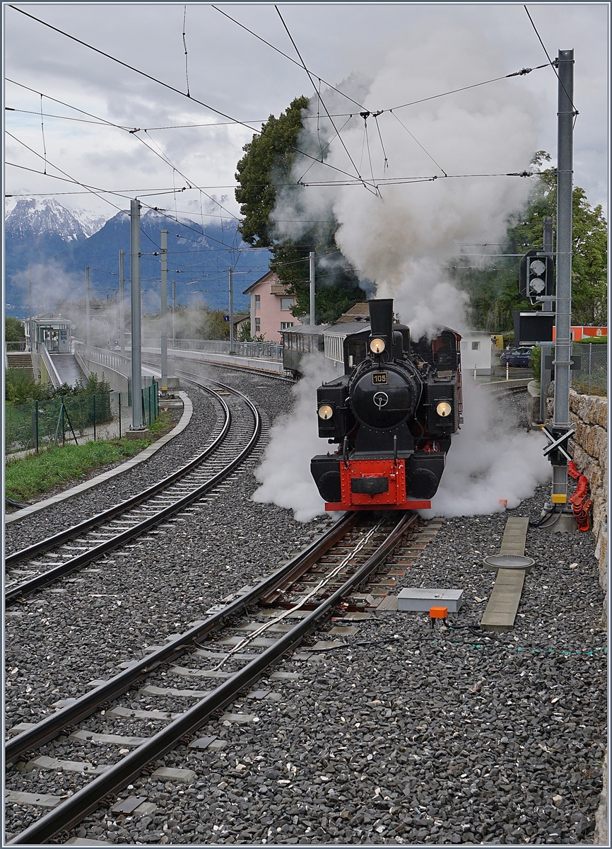 Grund des bunt zusammengesetzten Riviera-Belle-Epoque Zuges nach Vevey war, dass der eine Teil als Extrazug für eine Gesellschaft nach Chaulin reservier war und hier bei St-Legier nach dem Abwarten des Kreuzungszuges die Fahrt wieder aufnimmt.

27. Sept. 2020