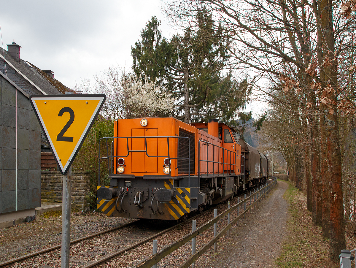 Gterverkehr im Freien Grund, auch bekannt als Hellertal....
Die Lok 42 (92 80 1277 902-3 D-KSW) der KSW (Kreisbahn Siegen-Wittgenstein, ehem. Siegener Kreisbahn, ex Freien Grunder Eisenbahn) fhrt mit einem beladenen Coilzug (Schiebeplanenwagen fr Coiltransporte der Gattung Shimmns) am 23.03.2016 in Richtung Neunkirchen-Salchendorf auf den Pfannenberg. Hier beim B in Neunkirchen-Struthtten. 

Die Bahnstrecke von Herdorf nach Neunkirchen-Salchendorf (ehemals bis Unterwilden) ist eine Strecke der Kreisbahn Siegen-Wittgenstein. Die Strecke wurde von der 1904 gegrndeten Freien Grunder Eisenbahn AG erbaut, und so wird sie von der KSW noch als Betriebssttte Freien Grunder Eisenbahn gefhrt. 

Links im Bild (gelbes Dreieck mit weiem und schwarzem Rand und schwarzer Zahl), ein Geschwindigkeits-Ankndesignal - Lf 6, sie zeigt an: Eine stndige Langsamfahrstelle ist zu erwarten, auf der die angezeigte Geschwindigkeit nicht berschritten werden darf. Die gezeigte Kennziffer bedeutet, dass der 10fache Wert in km/h als Fahrgeschwindigkeit zugelassen ist, hier 2 = 20 km/h.

Dieses Signal existiert nur im Bereich der ex-DB und kndigt eine stndige Langsamfahrstelle an, die nur mit dem Zehnfachen der angezeigten Geschwindigkeit befahren werden darf. Sie steht im Bremswegabstand zum Signal Lf7.