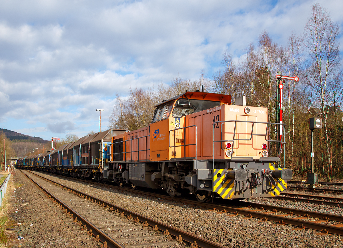 
Güterverkehr im Hellertal....
Die KSW (Kreisbahn Siegen-Wittgenstein) kommt mit einem beladenen Coilzug (Teleskophaubenwagen der Gattung Shimmns 2) am 15.03.2016 durch Herdorf, und fährt gleich vom DB Gleis aufs KSW Gleis, dann geht es weiter via Neunkirchen nach Neunkirchen-Salchendorf auf den Pfannenberg. 

Im Nachschuss sieht man hier gut die Schublok, dieser war die Lok 42  (92 80 1277 902-3 D-KSW) eine Vossloh MaK G 1700 BB, während die ziehende Lok 44 (92 80 1271 004-4 D-KSW) eine MaK G 1000 BB nun bereits die Anschlußstelle erreicht.