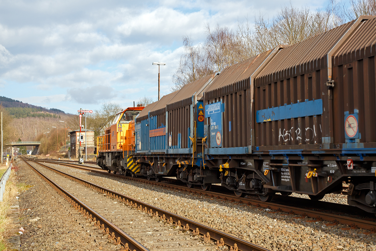 
Güterverkehr im Hellertal....
Die KSW (Kreisbahn Siegen-Wittgenstein) kommt mit einem beladenen Coilzug (Teleskophaubenwagen der Gattung Shimmns 2) am 15.03.2016 durch Herdorf, und fährt gleich vom DB Gleis aufs KSW Gleis, dann geht es weiter via Neunkirchen nach Neunkirchen-Salchendorf auf den Pfannenberg. 

Auch wenn das Signal N2 hier Hp 0 zeigt, kann der Zug durchfahren da das Signal Hs2. Im Hintergrund das Stellwerk Herdorf Ost (Ho).

Die Zuglok ist hier die Lok 44 (92 80 1271 004-4 D-KSW) eine MaK G 1000 BB und am Zugschluß schiebt zudem die Lok 42 