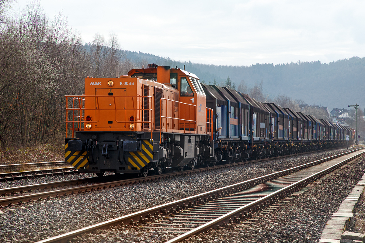 
Güterverkehr im Hellertal....
Die KSW (Kreisbahn Siegen-Wittgenstein) kommt mit einem beladenen Coilzug (Teleskophaubenwagen der Gattung Shimmns 2) am 15.03.2016 durch Herdorf, und fährt gleich vom DB Gleis aufs KSW Gleis, dann geht es weiter via Neunkirchen nach Neunkirchen-Salchendorf auf den Pfannenberg. 
Die Zuglok ist hier die Lok 44 (92 80 1271 004-4 D-KSW) eine MaK G 1000 BB und am Zugschluß schiebt die Lok 42  (92 80 1277 902-3 D-KSW) eine Vossloh MaK G 1700 BB.