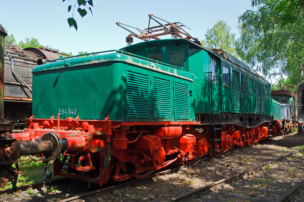 Güterzugelektrolokomotive E 94 040, ex DR 254 040-9, ex DR E 94 040, ex SZD (Sowjetischen Eisenbahnen) TEL 94-040 (1946-1952), ex DR E 94 040 am 09.06.2014 im Dampflok-Museum Hermeskeil.

Die E 94 wurde 1942 bei Krauss-Maffei AG in München unter der Fabriknummer 15809 gebaut, der elektrische Teil von SSW (Siemens-Schuckert-Werke, Berlin. Die Lok wurde 1992 bei der DR ausgemustert.

Die Baureihe E 94 (DB-Baureihe 194 ab 1968, DR-Baureihe 254 ab 1970, ÖBB Reihe 1020) mit dem Spitznamen  Deutsches Krokodil  (bei der DR auch  Eisenschwein ) bezeichnet eine Baureihe sechsachsiger schwerer Elektrolokomotiven der Deutschen Reichsbahn, die für den Güterzugdienst konzipiert waren.
Diese Co´Co´-Loks stellten eine direkte Weiterentwicklung der Baureihe E 93 dar. Die Loks waren für 90 km/h Höchstgeschwindigkeit zugelassen.

Die Loks der Reihe E 94 waren in der Lage, Güterzüge mit 2.000 Tonnen in der Ebene mit 85 km/h, 1600 Tonnen über 10 Promille Steigung mit 40 km/h, 1000 Tonnen über 16 Promille mit 50 km/h und 600 Tonnen über 25 Promille mit 50 km/h zu ziehen.

Die E 94 bei der DR nach 1945:
Im Bereich der Deutschen Reichsbahn waren 30 Lokomotiven verblieben, von denen aber zehn schadhaft abgestellt waren. Davon wurden nach dem Ende des elektrischen Betriebs im März 1946 25 Stück in die Sowjetunion als Reparationsgut verbracht, wie auch diese Lok hier. Dort wurden sie in der Mehrzahl für einen Versuchsbetrieb bei Perm auf 1.520 mm umgespurt und mit SA3-Mittelpufferkupplung ausgerüstet. Die nicht dafür ausgelegten Drehgestelle büßten dabei an Stabilität ein. Wegen des Platzmangels musste man auch die Radsterne abdrehen.

1952 und 1953 wurden von der UdSSR die 25 Lokomotiven wieder an die DR zurückgegeben. Wegen der geänderten Spurweite erfolgte das in der Regel in drei Teile zerlegt und auf Flach- bzw. Tiefladewagen verladen.

Da E 94 032 schon im Jahr 1948 zur DB abgegeben wurde, befanden sich damit 29 Loks im Schadpark, von denen bis Ende der 1950er Jahre 23 Maschinen wieder in Dienst gestellt werden konnten. Dabei mussten die Drehgestelle wieder in den Ursprungszustand gebracht werden, wobei auch die ausgedrehten Radsterne durch Neuteile ersetzt werden mussten. Problematisch bei der Aufarbeitung war, dass der Großteil der mit abgelieferten Zeichnungen nicht mit zurückgegeben wurde.

TECHNISCHE DATEN:
Achsformel:  Co´Co´
Spurweite:  1.435 mm (Normalspur)
Länge über Puffer:  18.600 mm
Drehzapfenabstand:  10.000 mm
Drehgestellachsstand:  4.600 mm
Gesamtradstand:  13.700 mm
Dienstgewicht:  118,7 t 
Radsatzfahrmasse:  19,8 t 
Höchstgeschwindigkeit:  90 km/h 
Stundenleistung:  3.300 kW 
Dauerleistung:  3.000 kW
Anfahrzugkraft:  363 kN
Treibraddurchmesser:  1.250 mm
Stromsystem:  15 kV 16 2/3 Hz
Anzahl der Fahrmotoren:  6
Antrieb:  Tatzlager
Bauart Fahrstufenschalter:  Handbetätigtes Nockenschaltwerk mit Zusatztrafo und Feinregler, eine halbe Umdrehung am Fahrstufenschalter bedeutete eine Fahrstufe
Bremse:  einlösige Druckluftbremse mit Zusatzbremse und elektrische Widerstandsbremse Kbr/K-GP m.Z. (Widerstandsbremse bei der DR ab 1981 ausgebaut)
