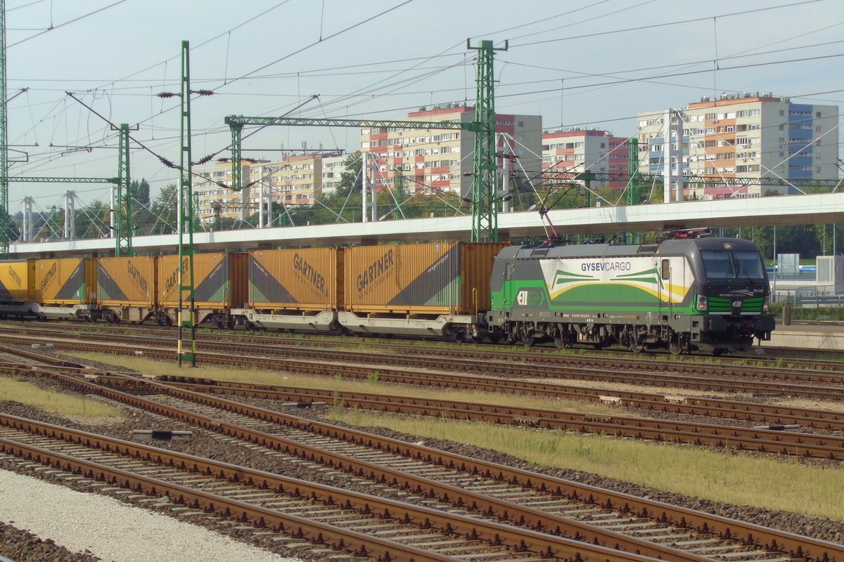 GYSEV 193 245 schleppt der Gartner-KLV durch Kelenfld am 11 September 2018. 