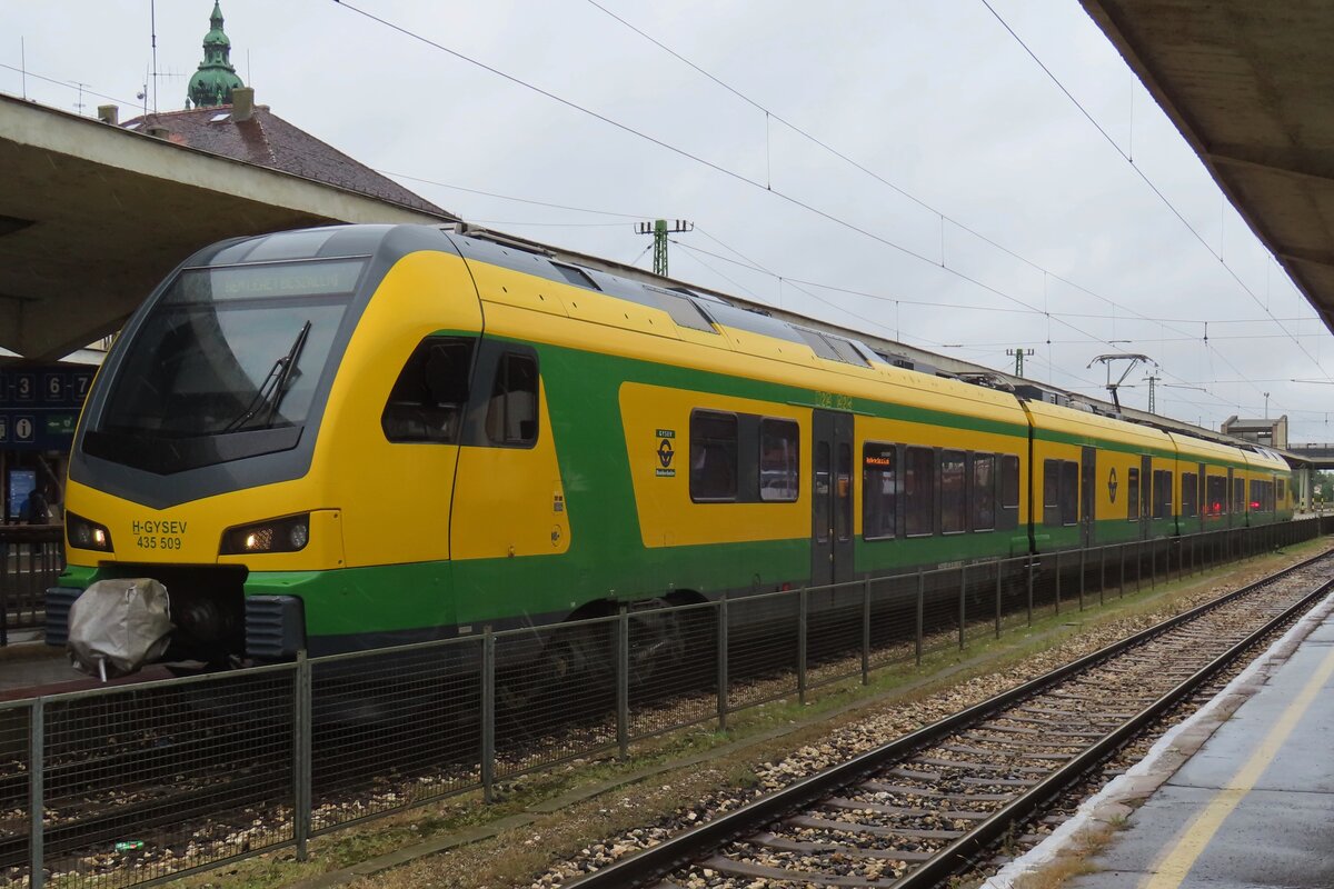 Gysev 435 509 steht am verregneten 16 September 2024 in Györ mit ein RB nach Sopron.