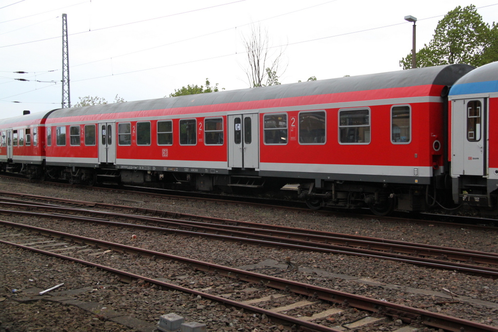 Halberstdter Mitteleinstiegswagen der Bauart Byuuz 439.4 von DB-Regio Region Nordost Rostock Hbf stand am 14.05.2016 in Warnemnde.