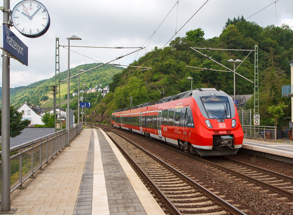 
Hatzenport/Mosel 10:07 am 21.06.2014, der vierteiliger Bombardier Talent 2 der DB Regio 442 707 / 442 207 mit dem Taufnamen  Kobern-Gondorf  fährt am 21.06.2014, als RB 81  Moseltal-Bahn  (Koblenz - Cochem - Trier), von Hatzenport weiter in Richtung Trier. 

Der  Hamster  wurde 2010 bei Bombardier Transportation GmbH in Hennigsdorf gebaut, die Abnahme erfogte jedoch erst am 05.12.2011.