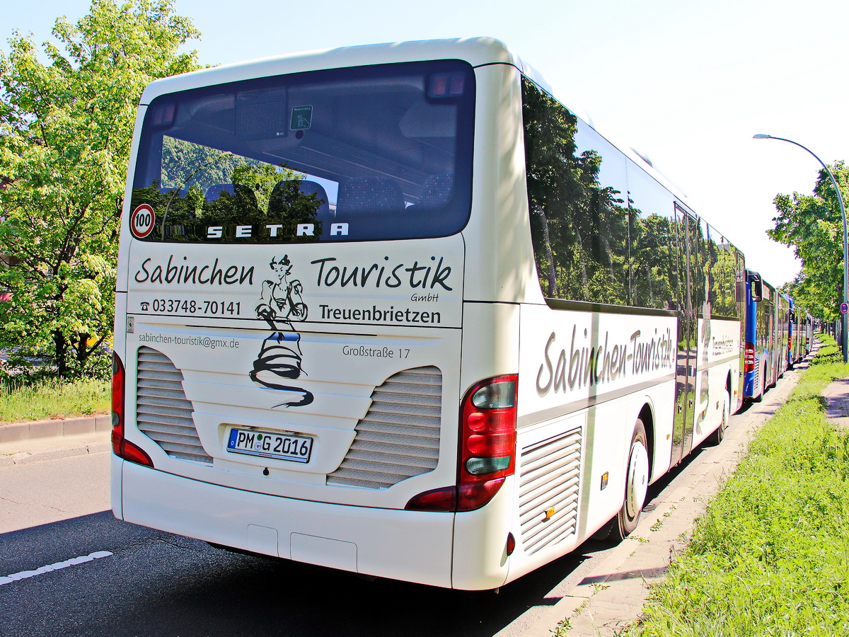 Heckpartie des Setra S 415 UL business PM-G 2016 der Sabinchen Touristik Edeltraud Glowe aus Treuenbritzen f�r Shuttle Fahrten zur ILA 2018 bereit. Gesehen am 29. April 2018 am U Bahnhof Berlin Rudow.