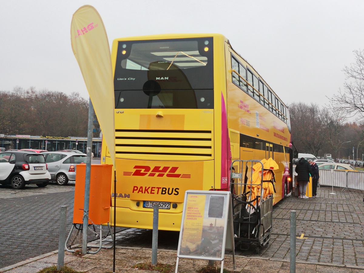 Heckpartie eines sogenannte Paketbusse. Hier ein MAN Lions City am 09. Dezember 2020 auf den Marktplatz Britz-S�d in Berlin.